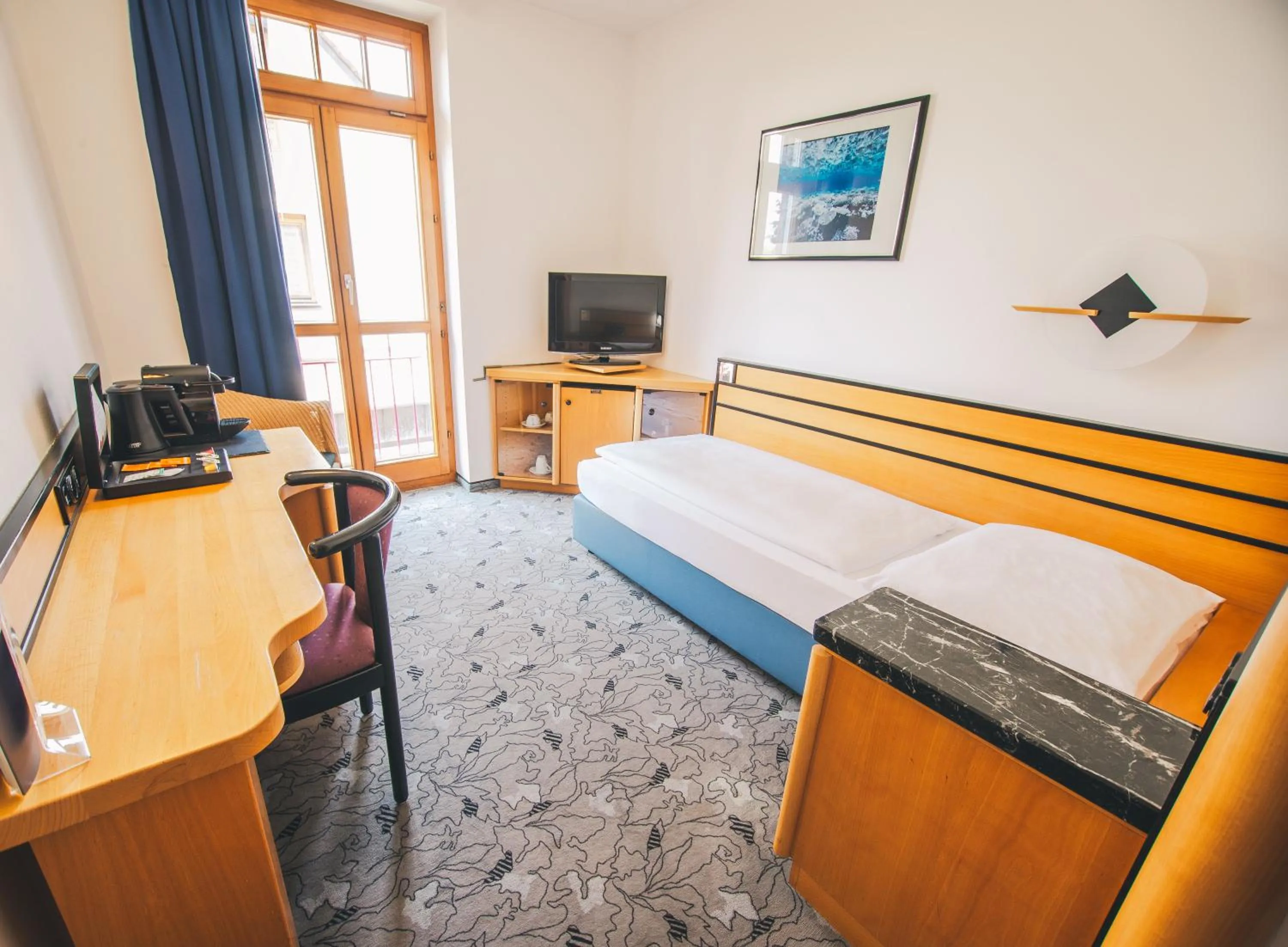 Photo of the whole room, Bed in Villa Waldperlach by Blattl