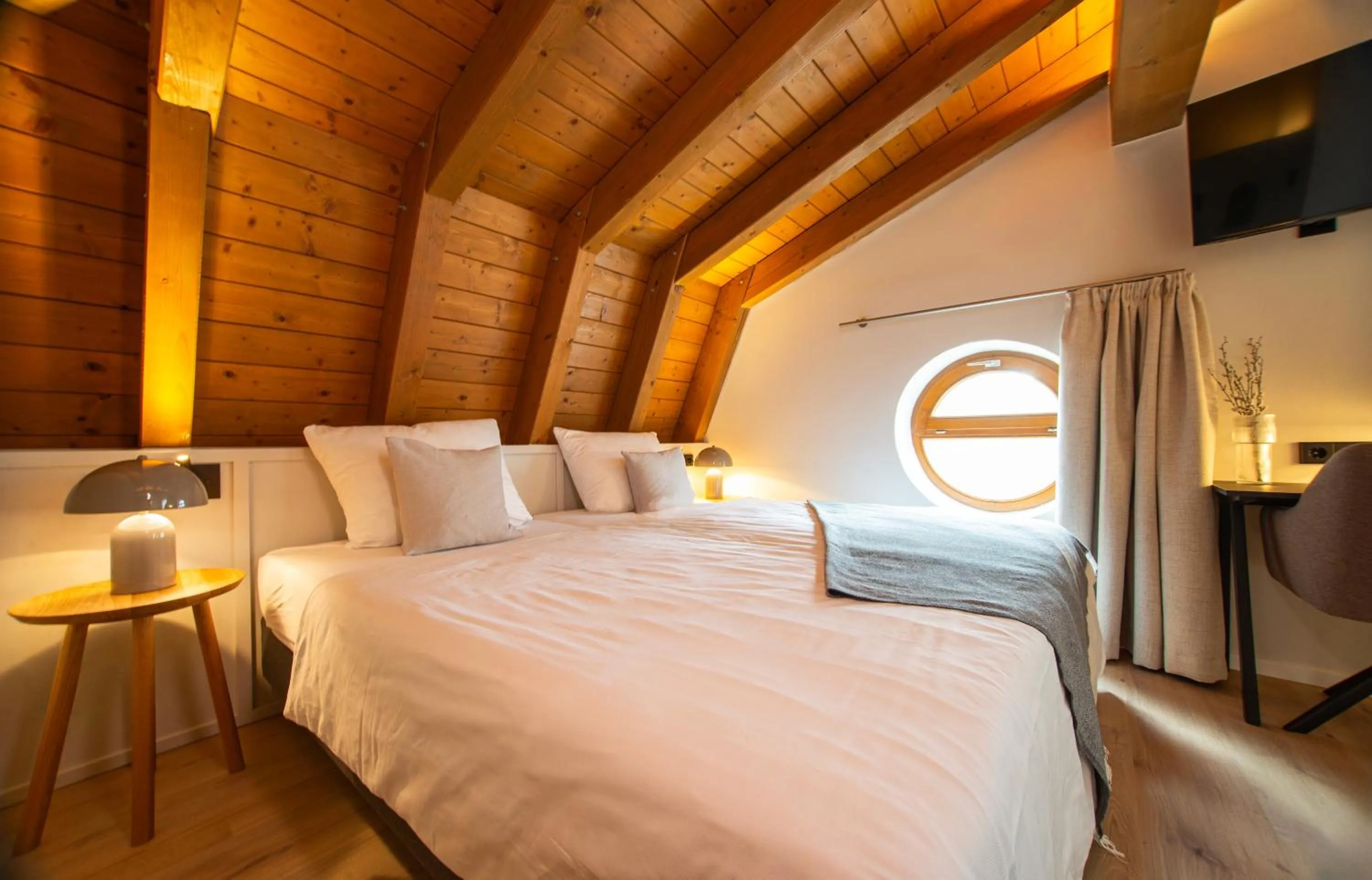 Bed in Villa Waldperlach by Blattl