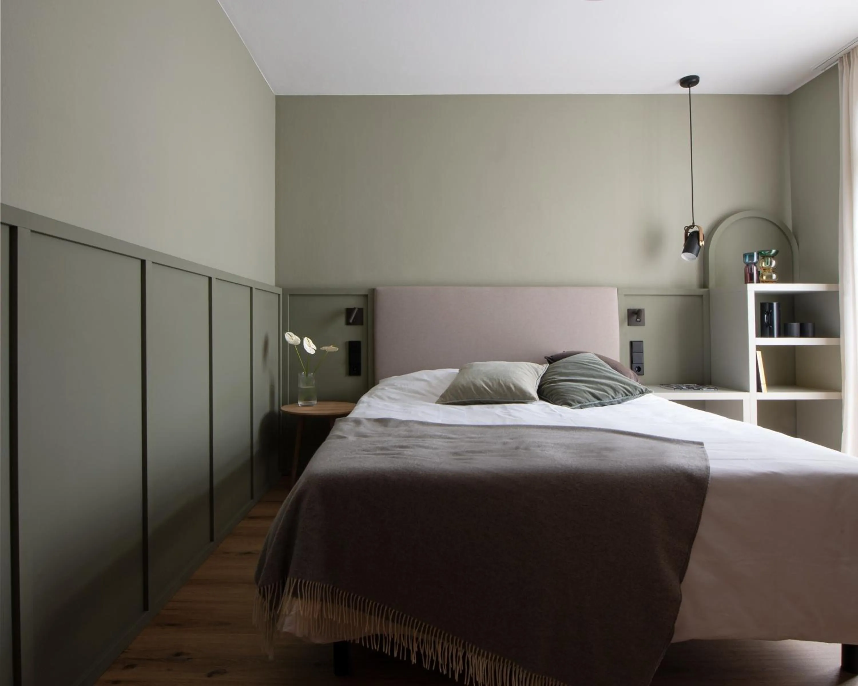 Bed in Villa Waldperlach by Blattl