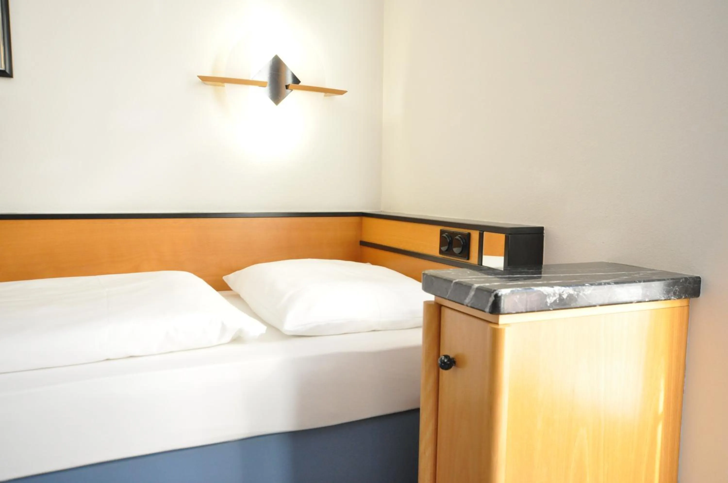 Bed in Villa Waldperlach by Blattl