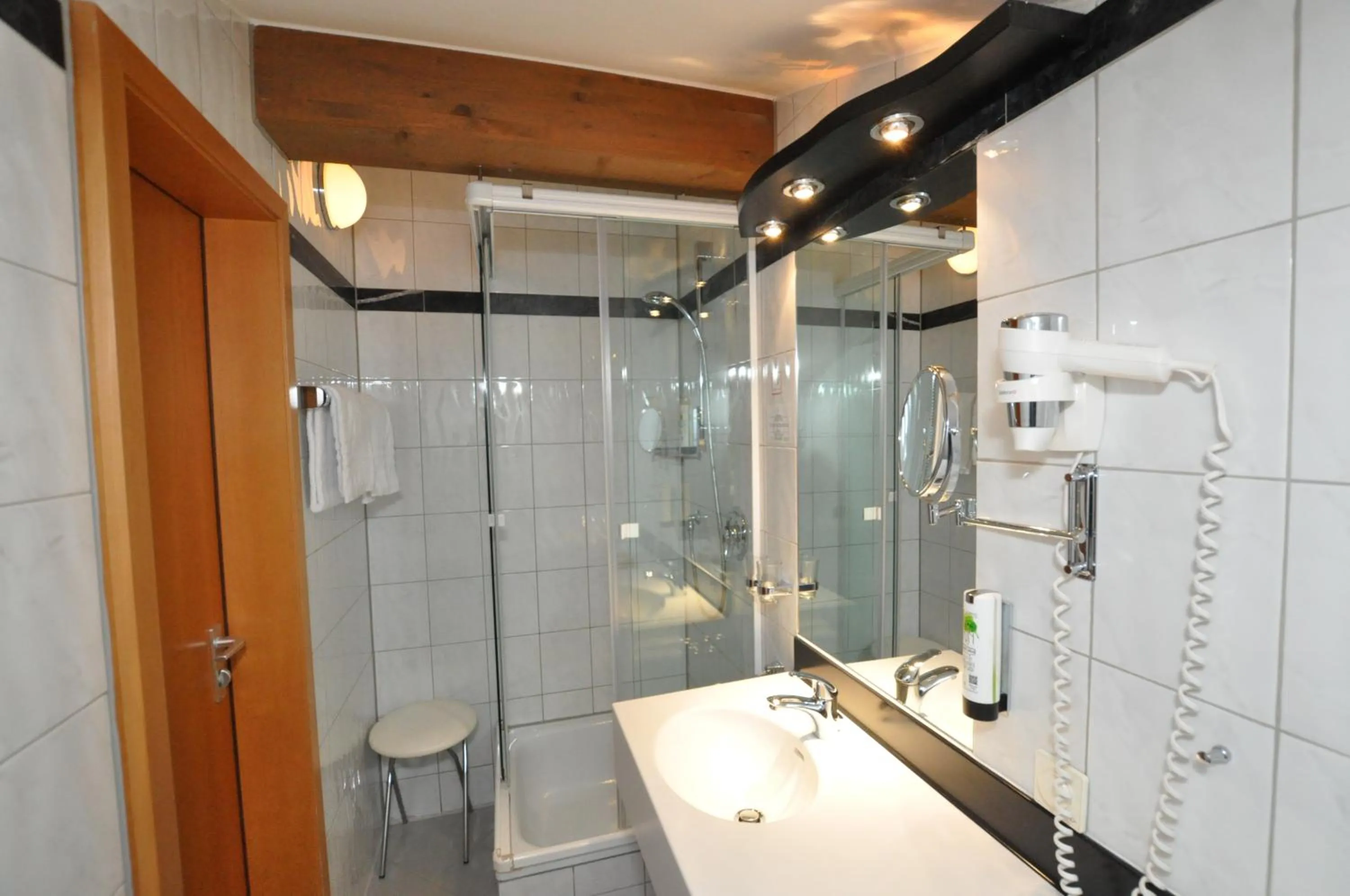 Bathroom in Villa Waldperlach by Blattl