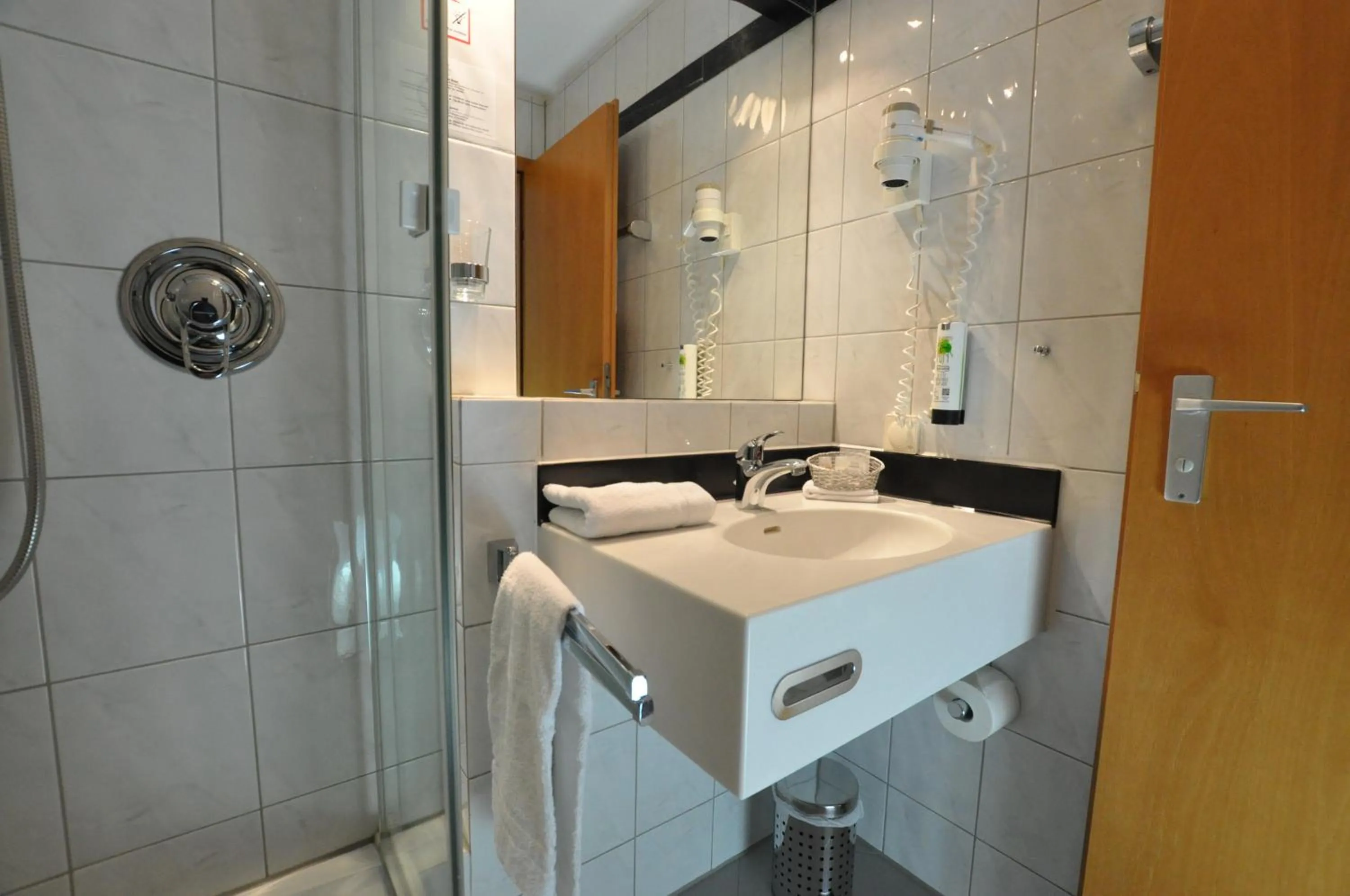 Bathroom in Villa Waldperlach by Blattl