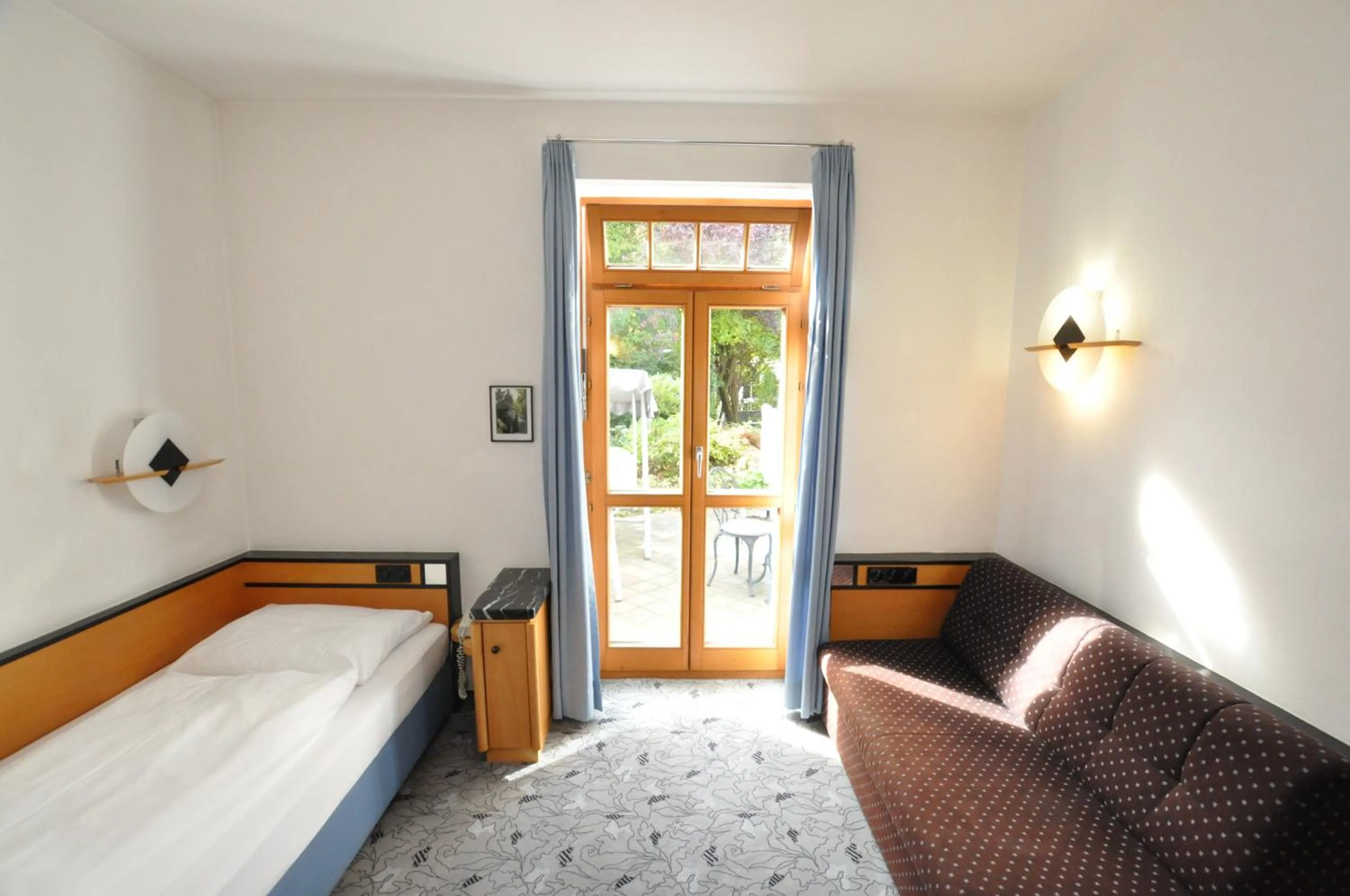 Bedroom, Bed in Villa Waldperlach by Blattl