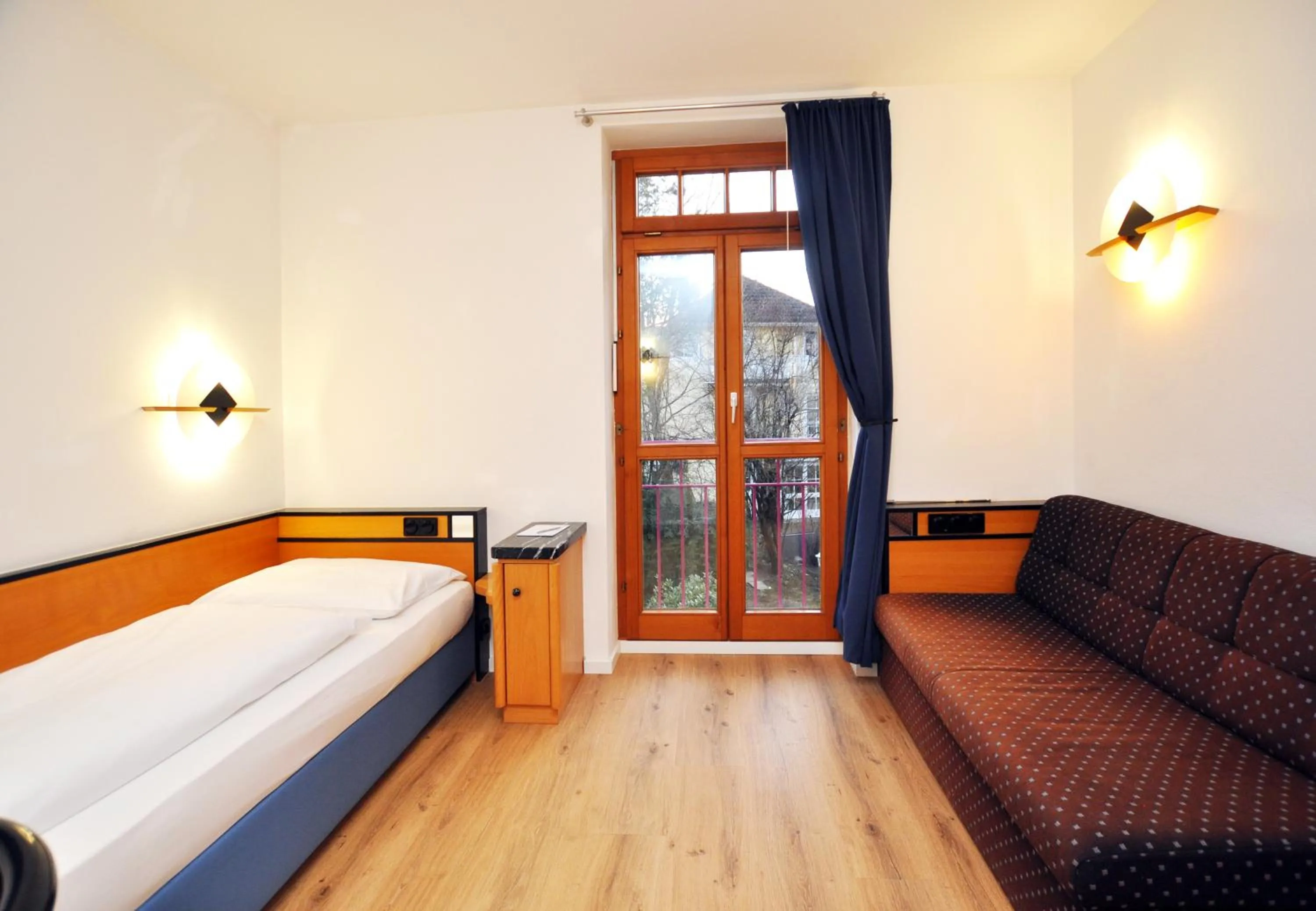 Photo of the whole room, Bed in Villa Waldperlach by Blattl