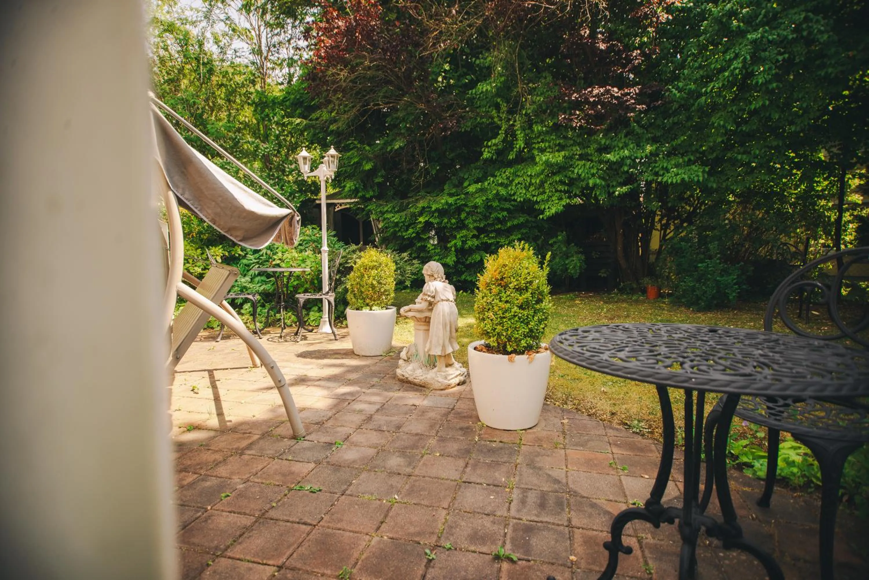 Garden in Villa Waldperlach by Blattl