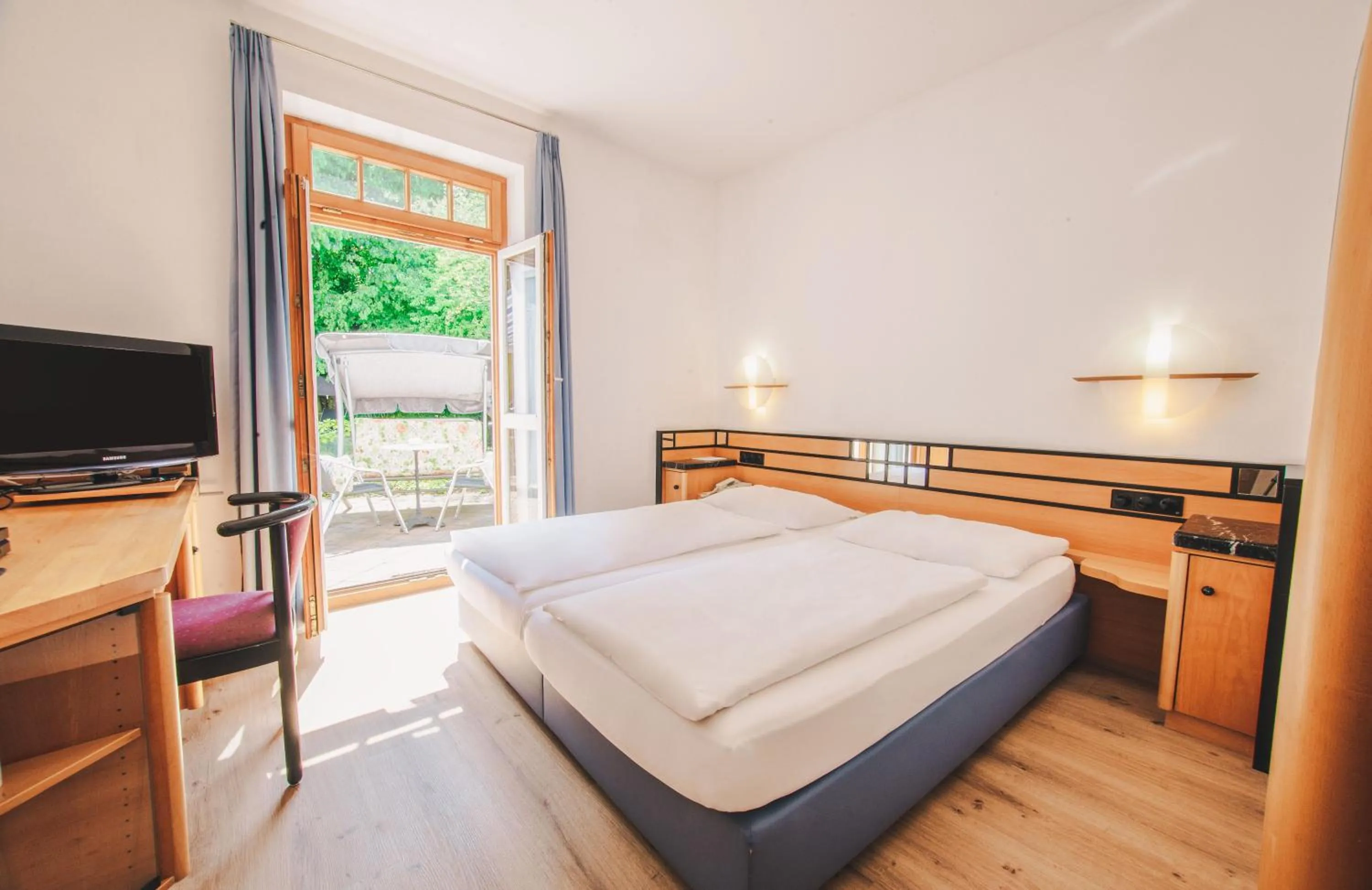 Photo of the whole room, Bed in Villa Waldperlach by Blattl