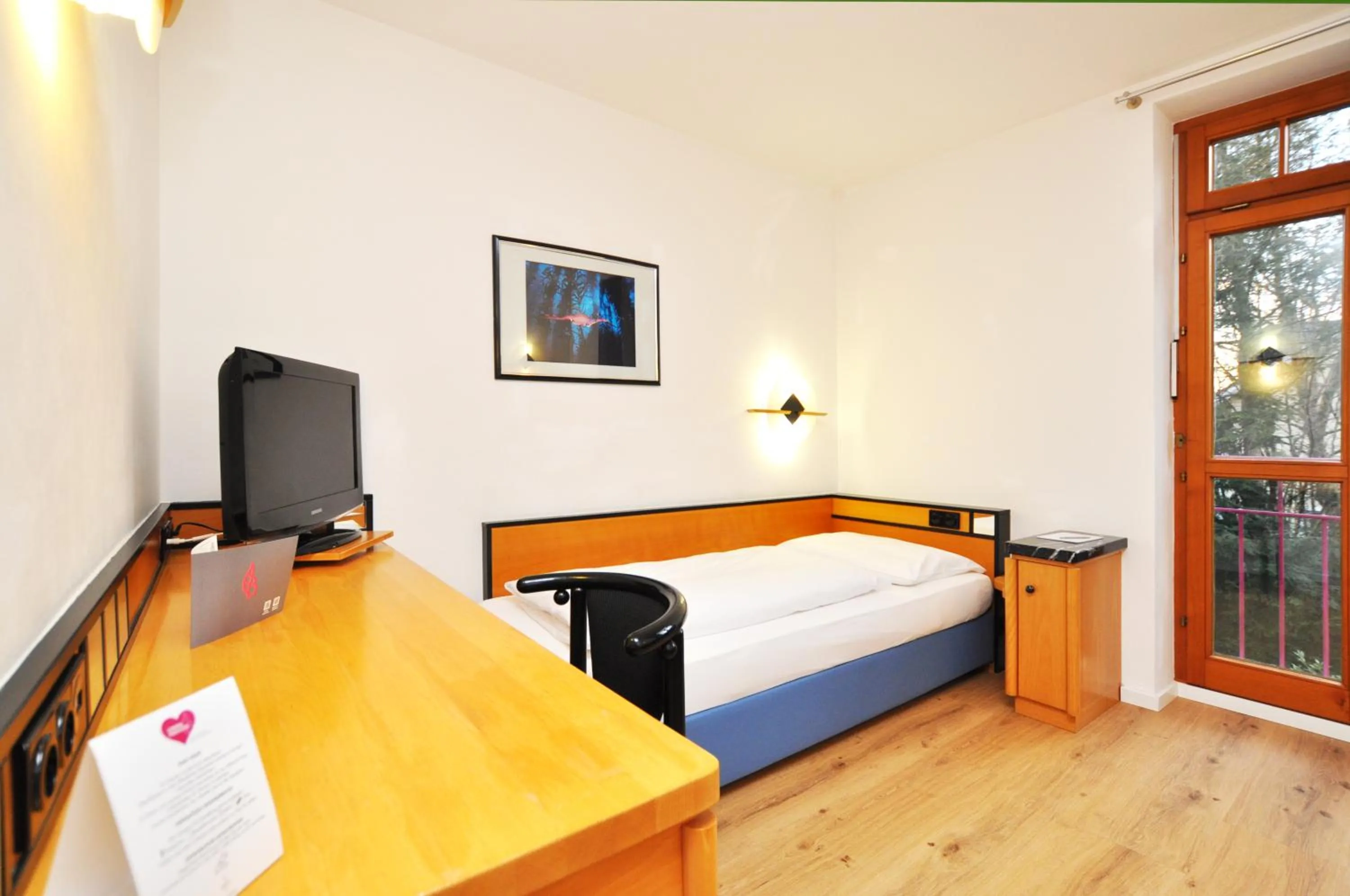 Photo of the whole room, Bed in Villa Waldperlach by Blattl