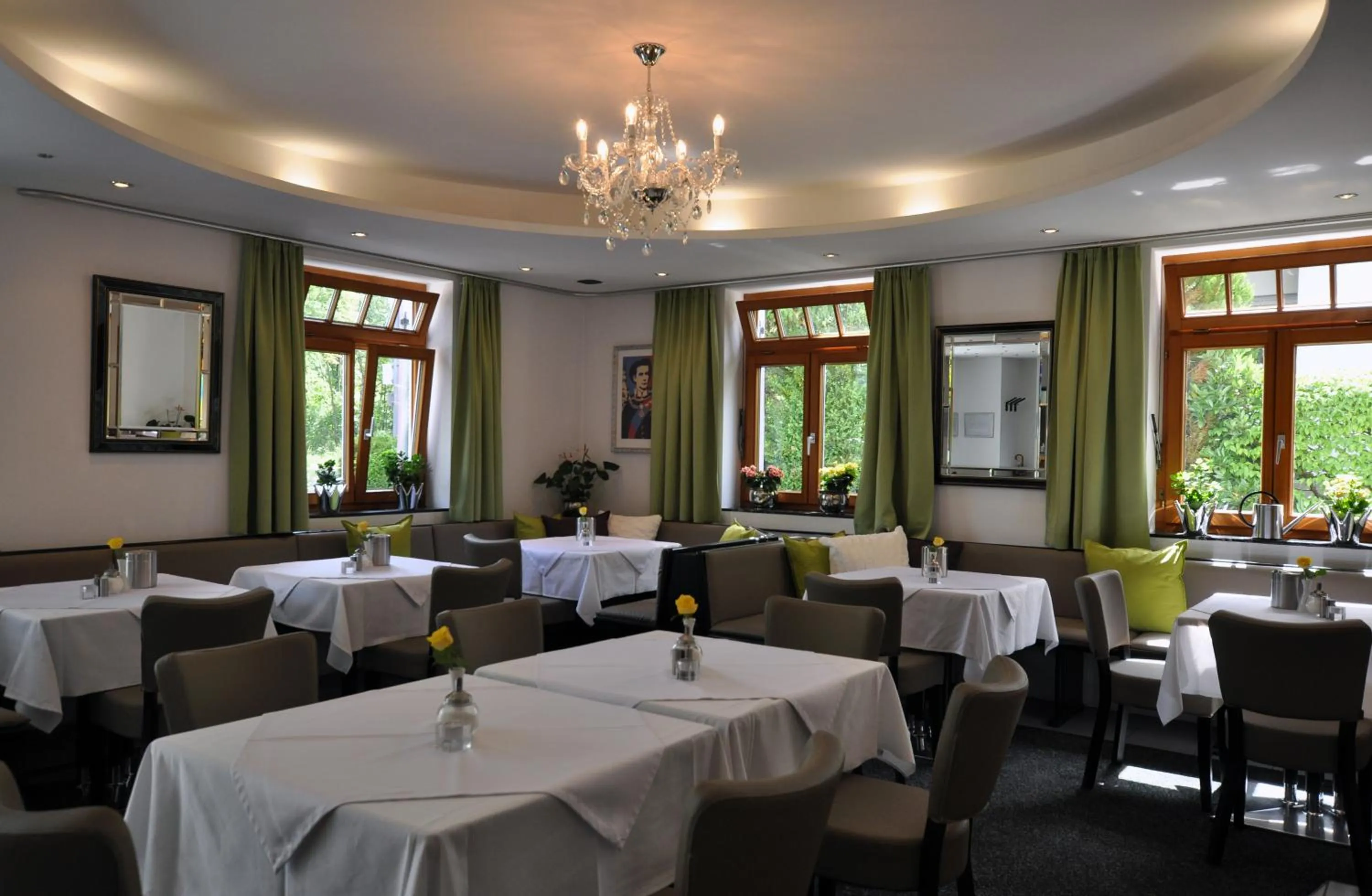 Communal lounge/ TV room in Villa Waldperlach by Blattl