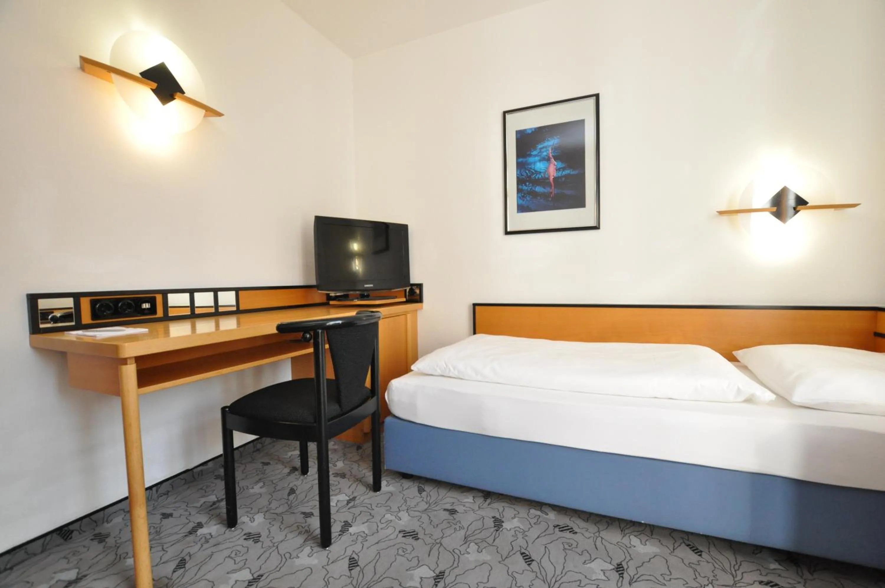 Photo of the whole room, Bed in Villa Waldperlach by Blattl