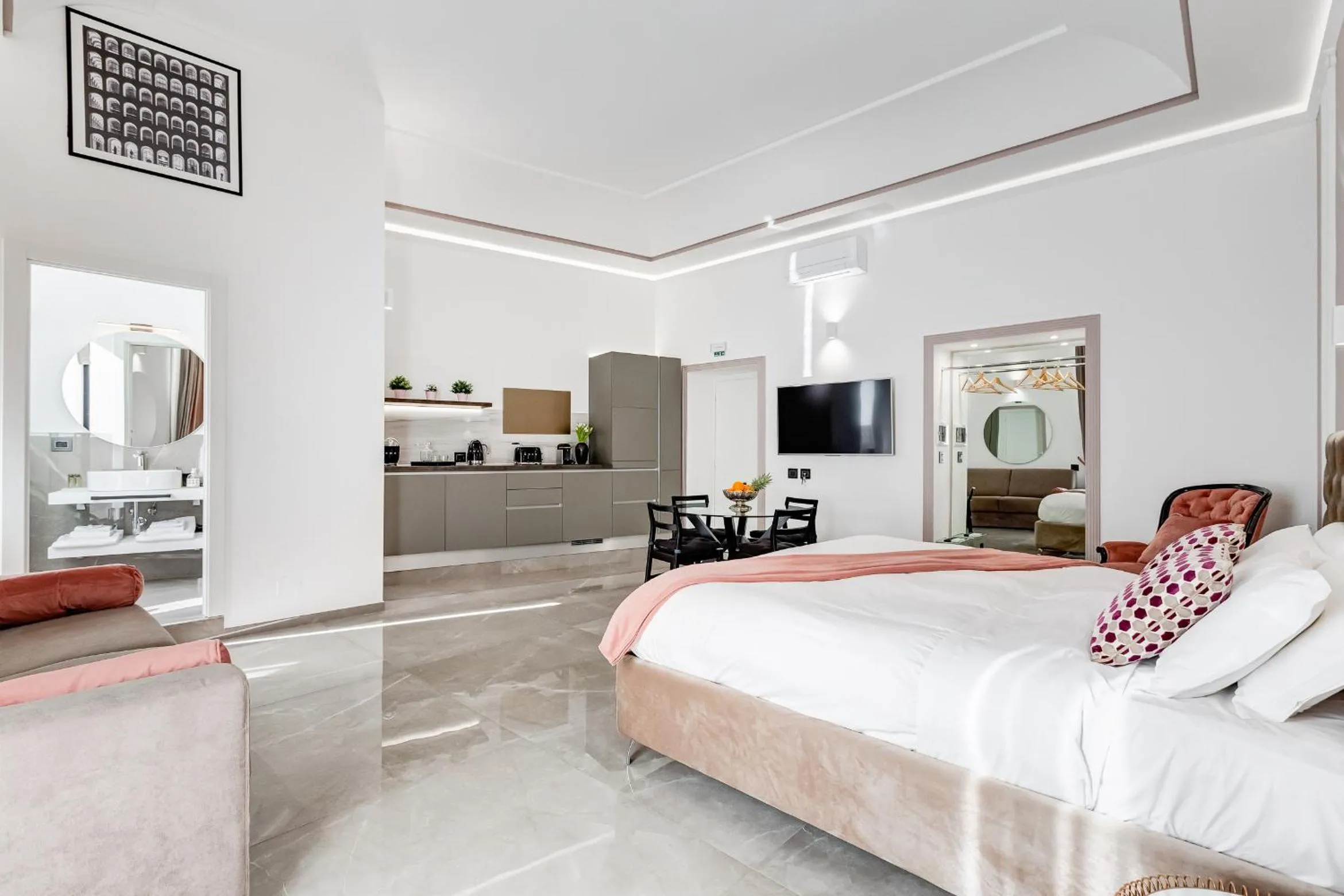 Bed in UnoSeiTre - Luxury Apartment & Suite