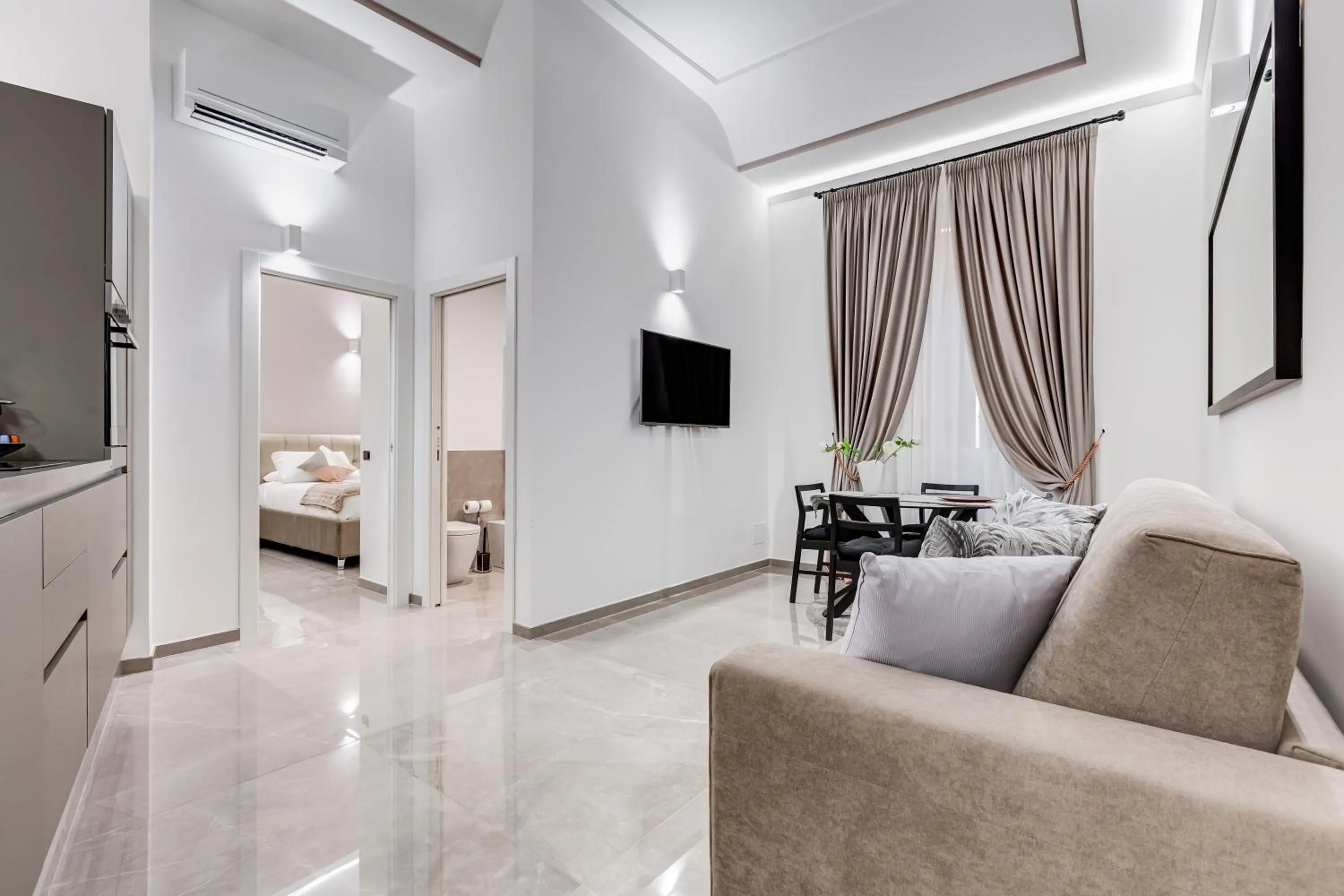 Living room, Bed in UnoSeiTre - Luxury Apartment & Suite