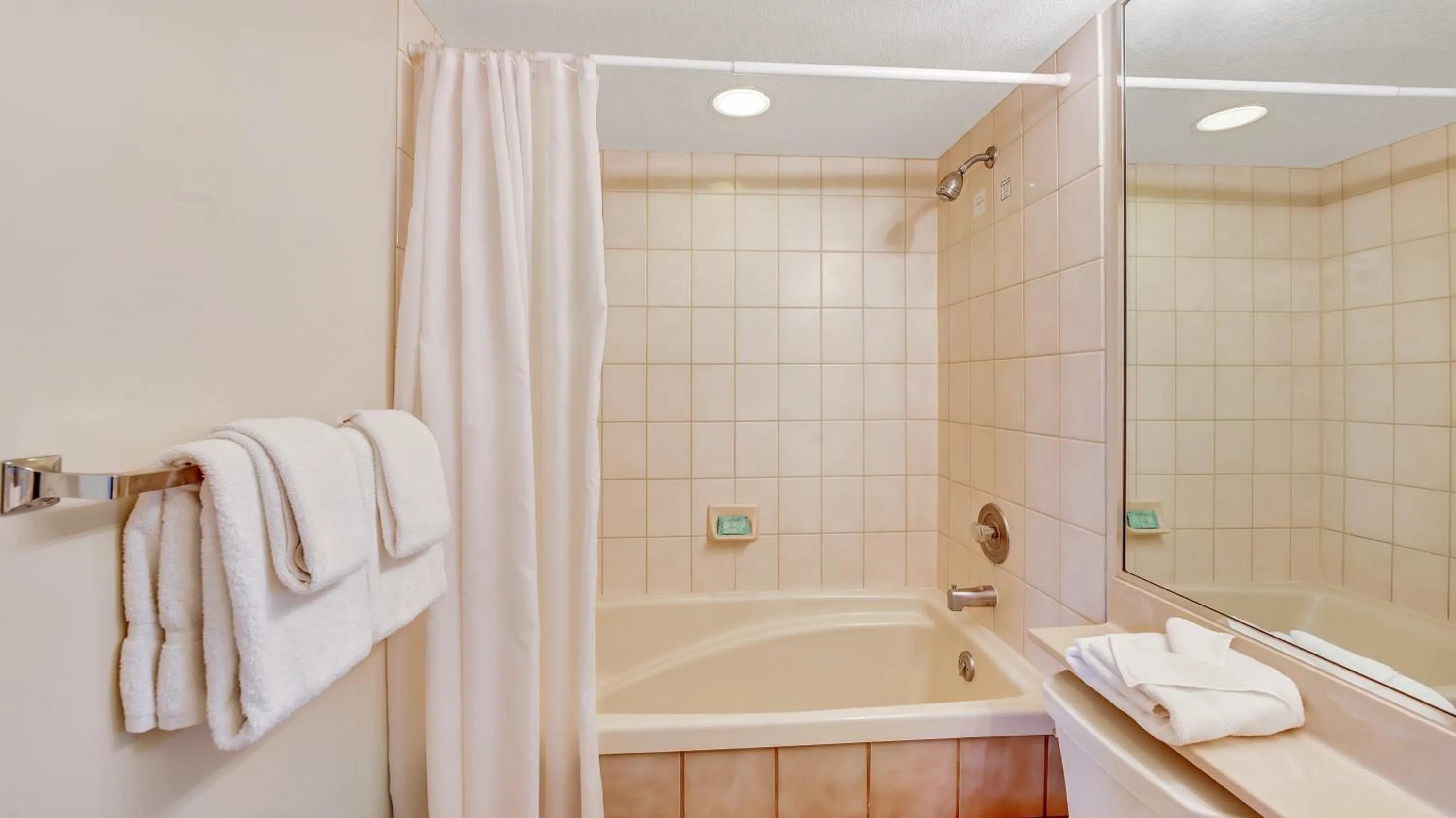 Property building in Castle At Maui Banyan