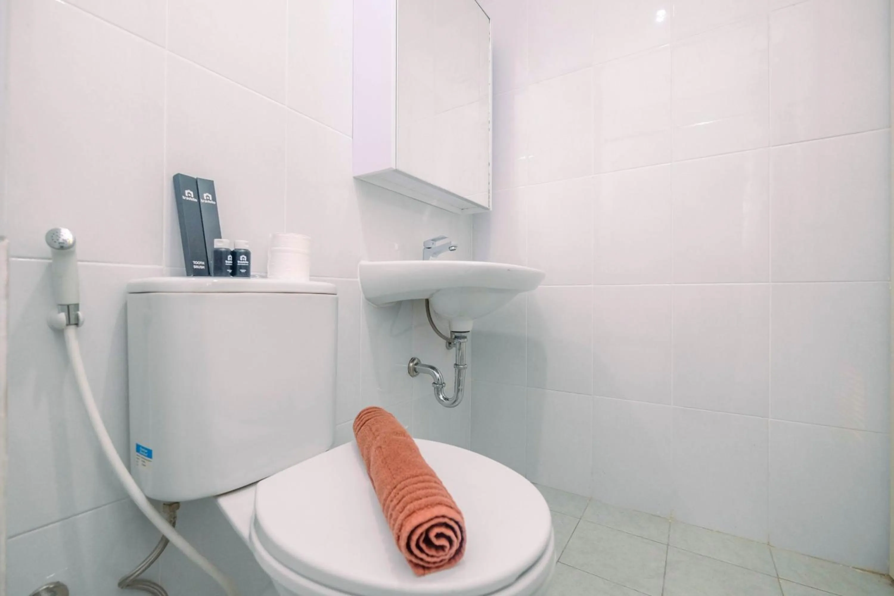 Bathroom in Comfy and Minimalist 1BR Patraland Urbano Apartment near Bekasi Station By Travelio