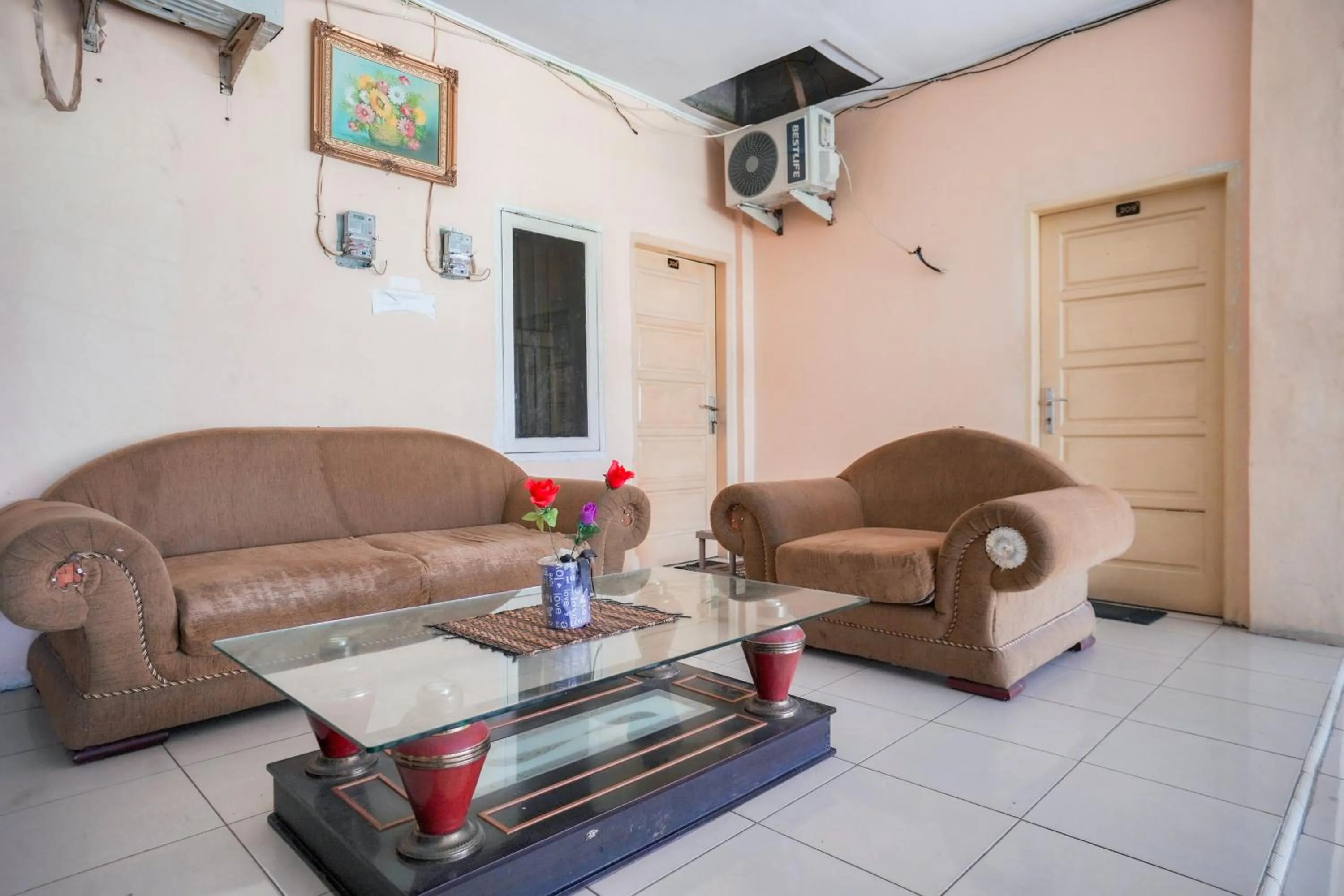 Seating area in Urbanview Hotel Mine Residence Syariah