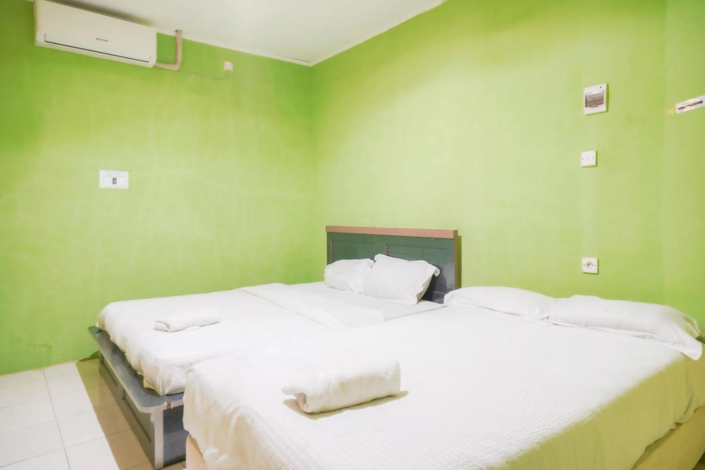 Bedroom, Bed in Urbanview Hotel Mine Residence Syariah