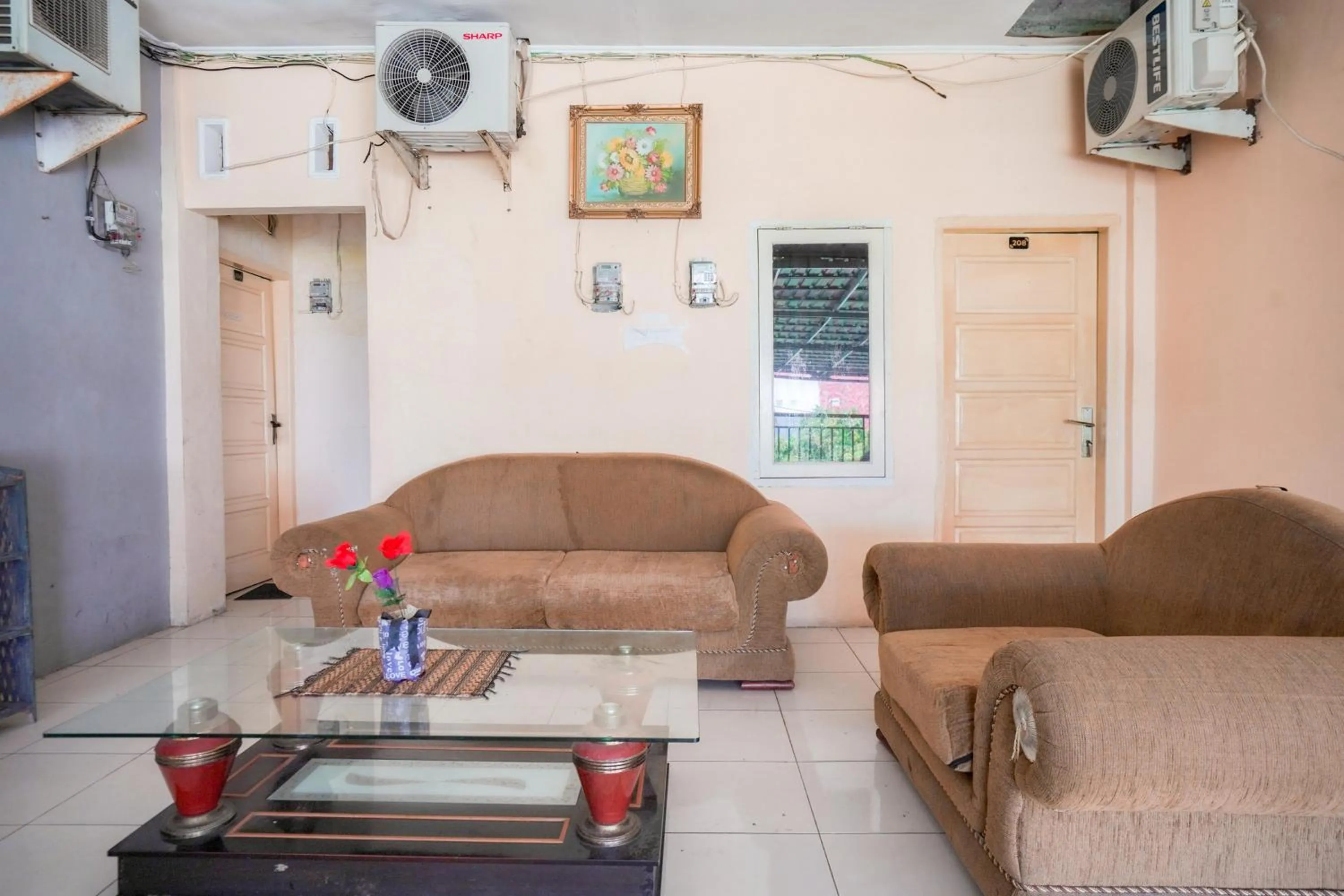 Seating area in Urbanview Hotel Mine Residence Syariah