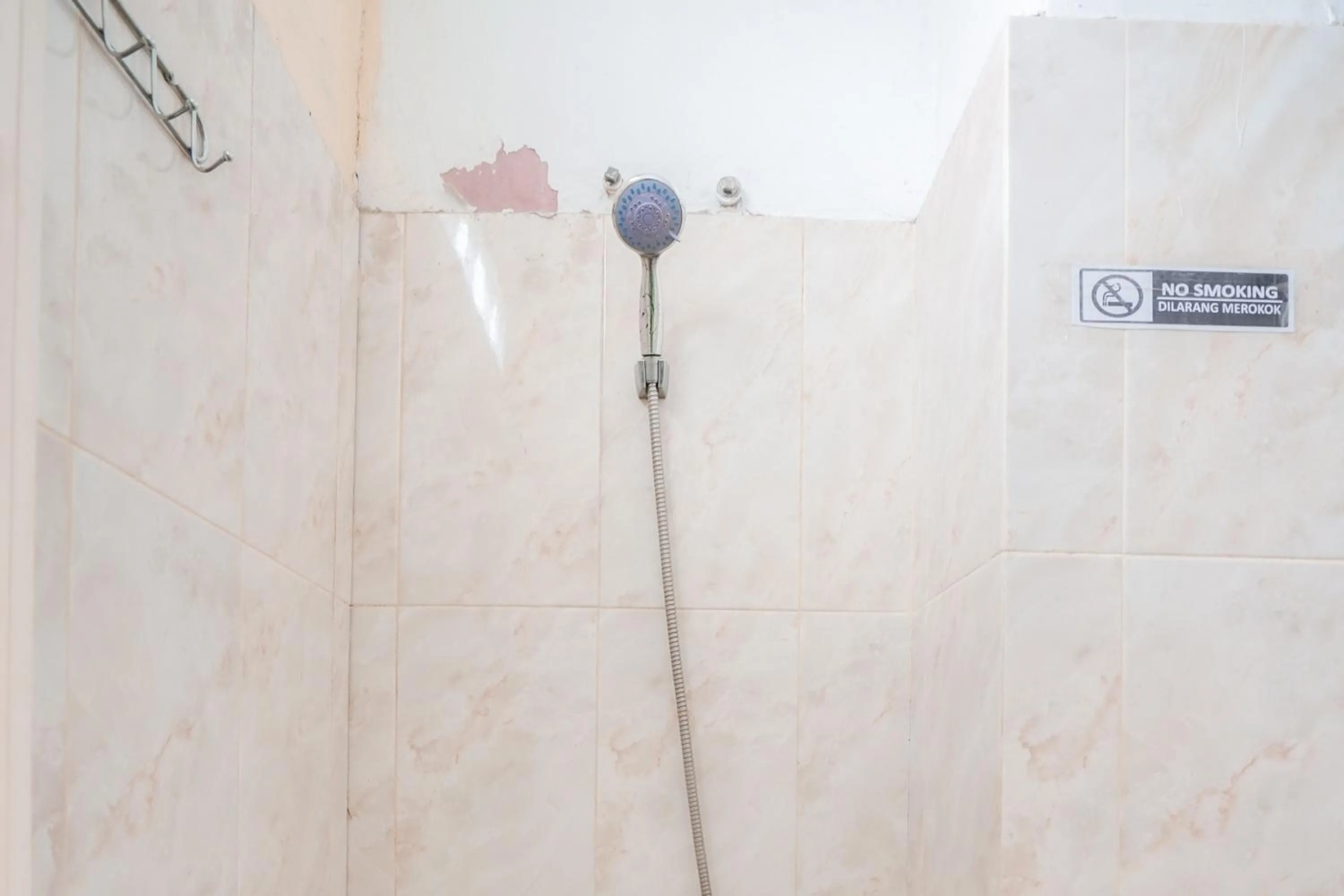 Bathroom in Urbanview Hotel Mine Residence Syariah