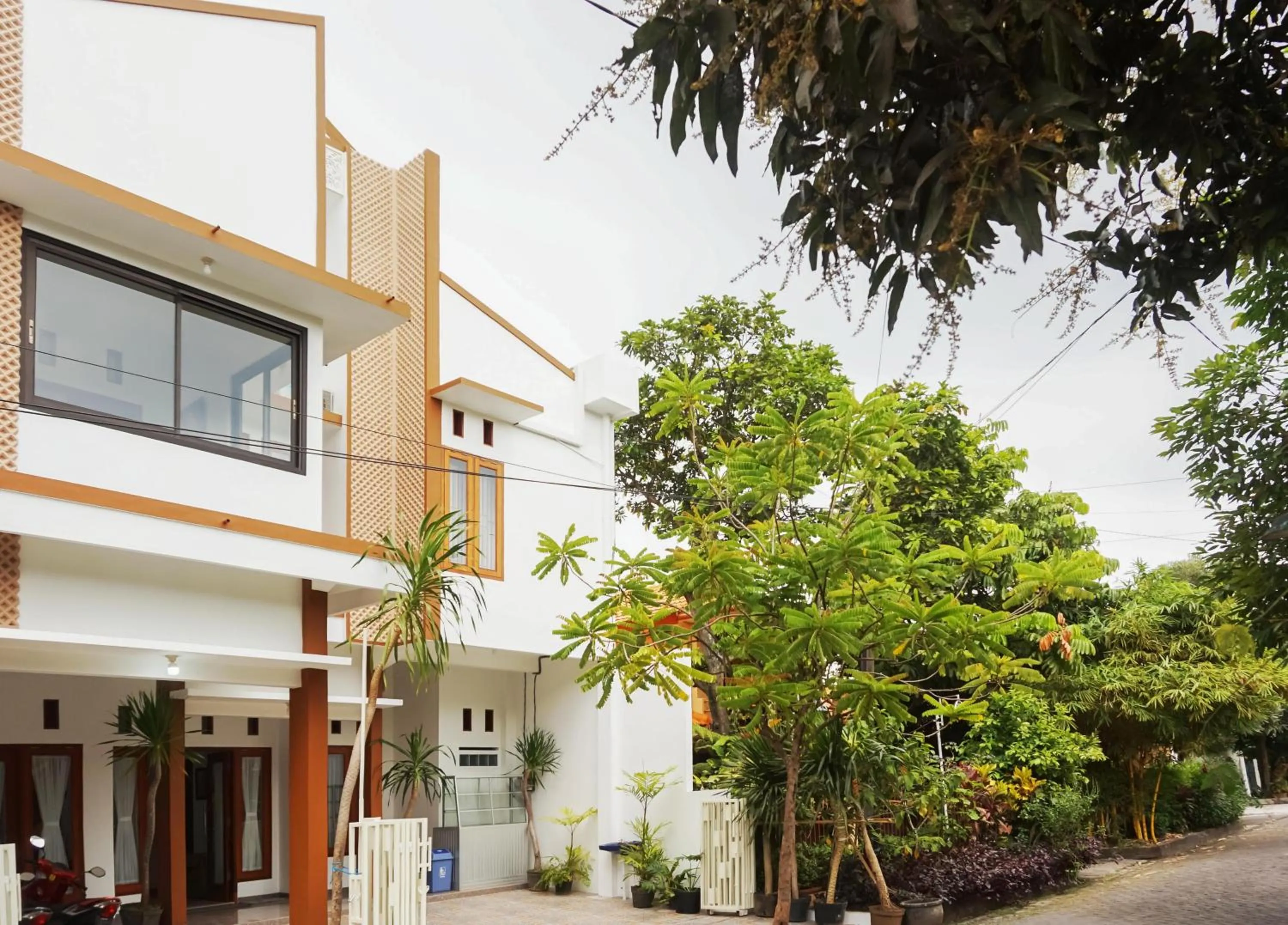 Facade/entrance in RedDoorz @ Jalan Danau Limboto