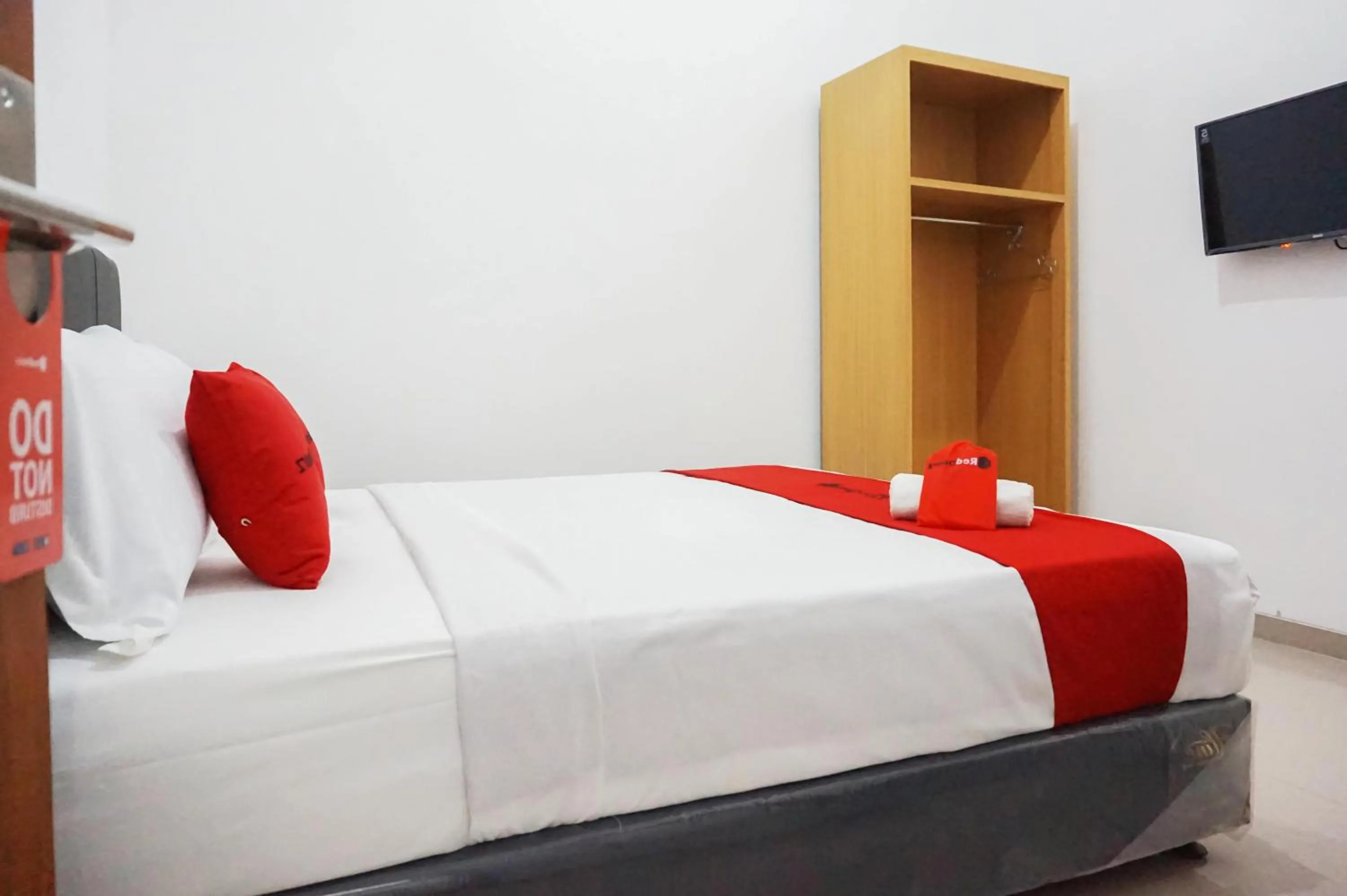 Bed in RedDoorz @ Jalan Danau Limboto