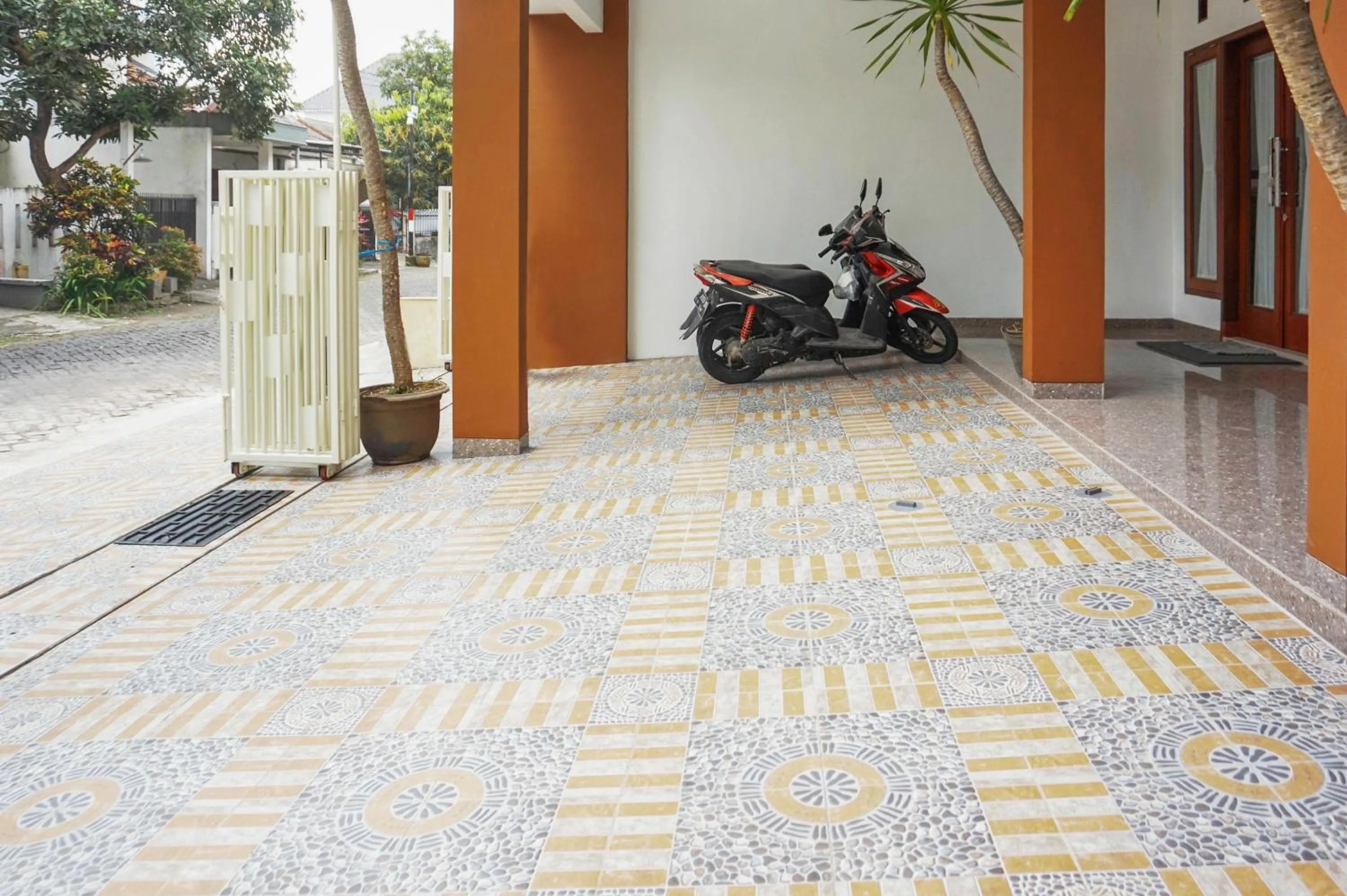 RedDoorz @ Jalan Danau Limboto