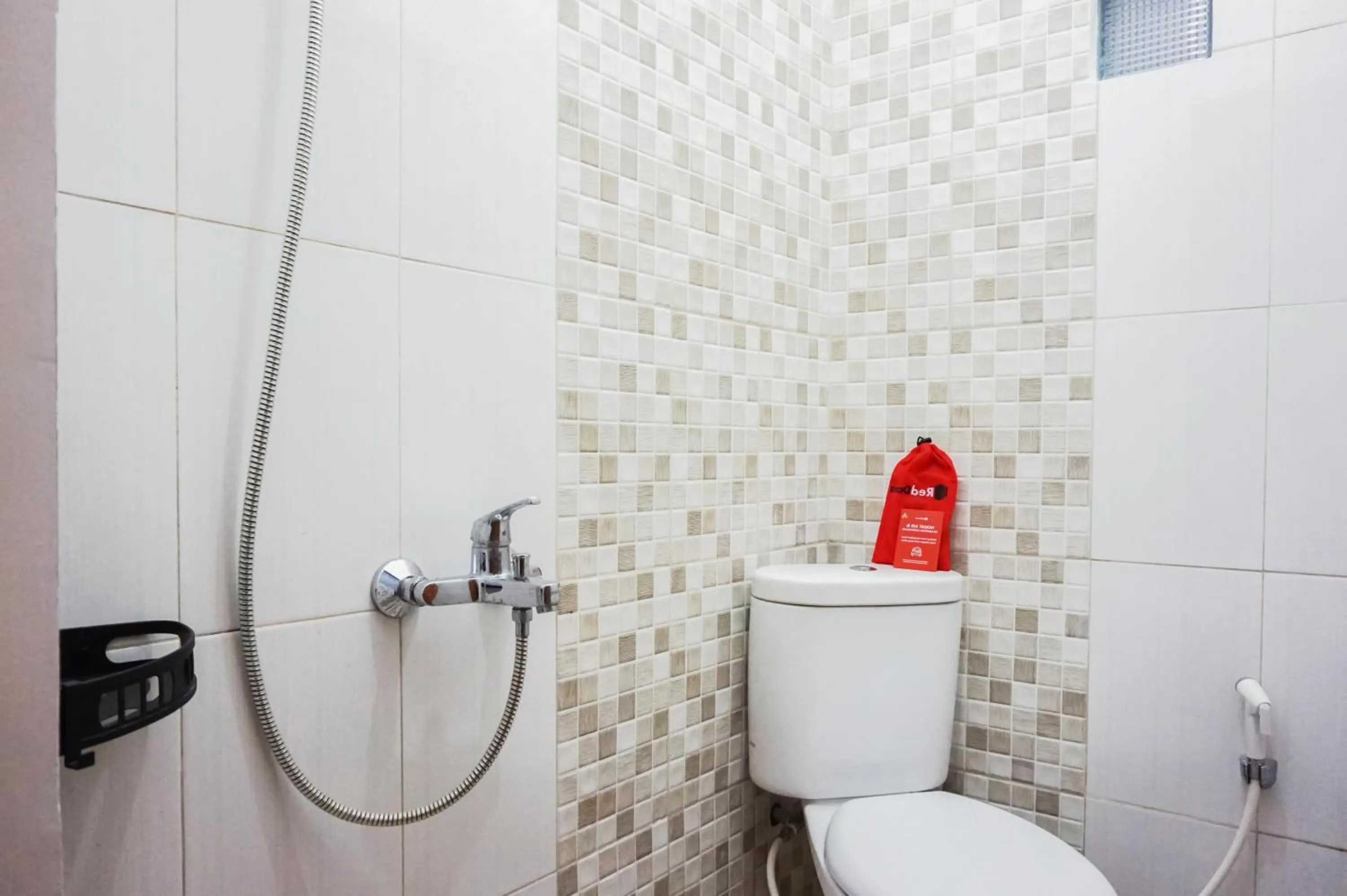 Bathroom in RedDoorz @ Jalan Danau Limboto