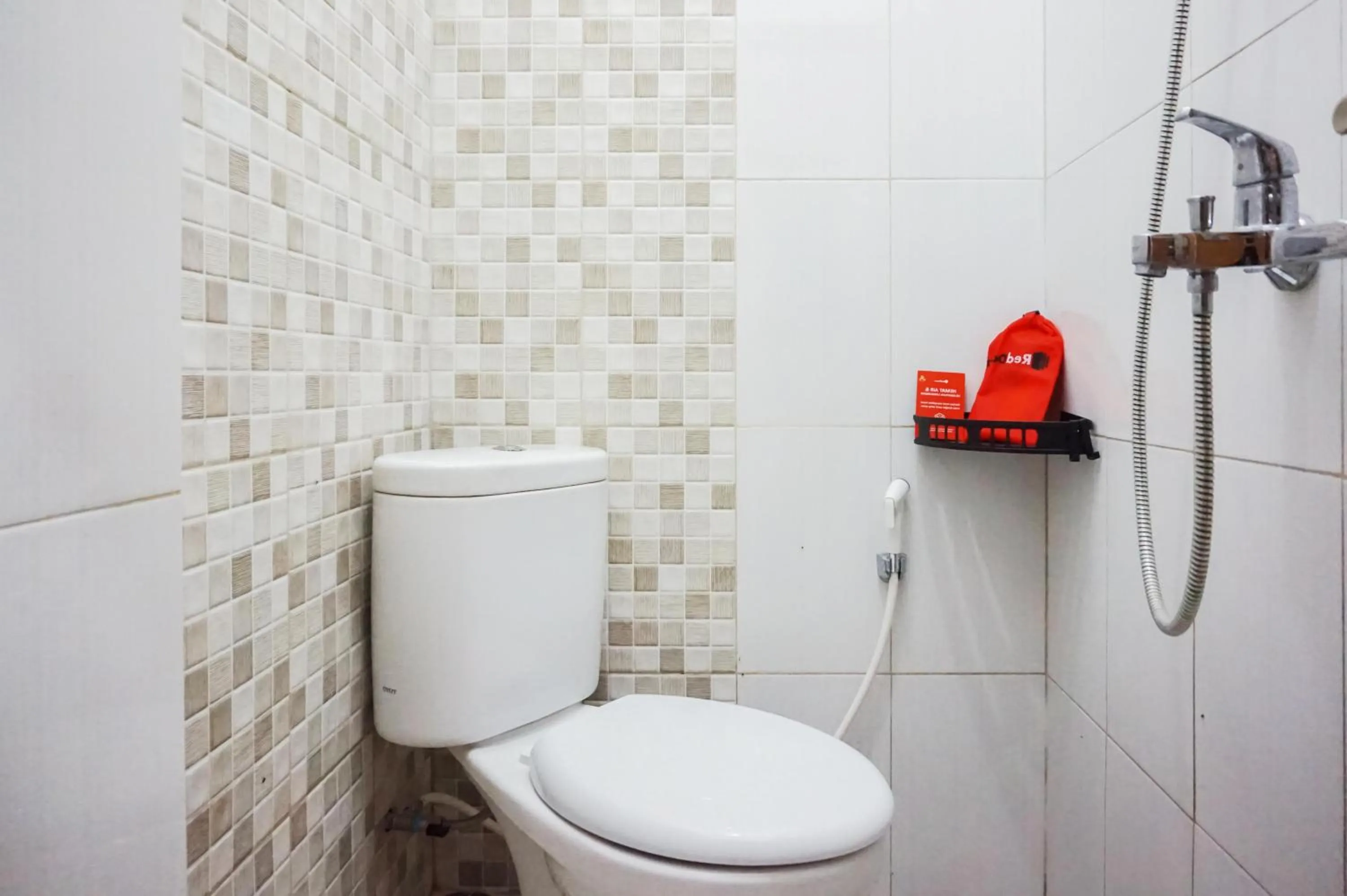 Bathroom in RedDoorz @ Jalan Danau Limboto