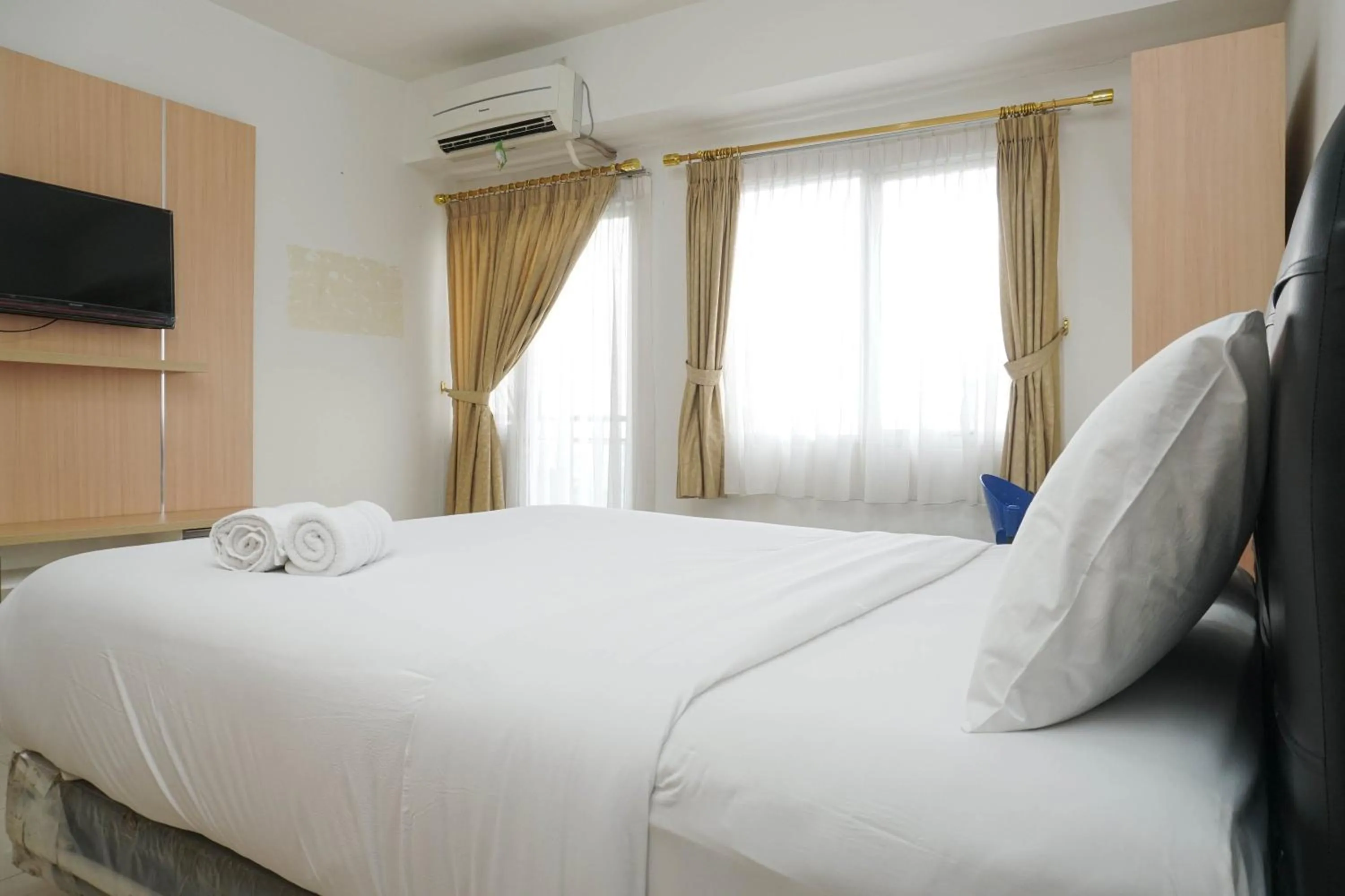 Bed in Minimalist Studio Park View Condominium Apartment near Mall By Travelio