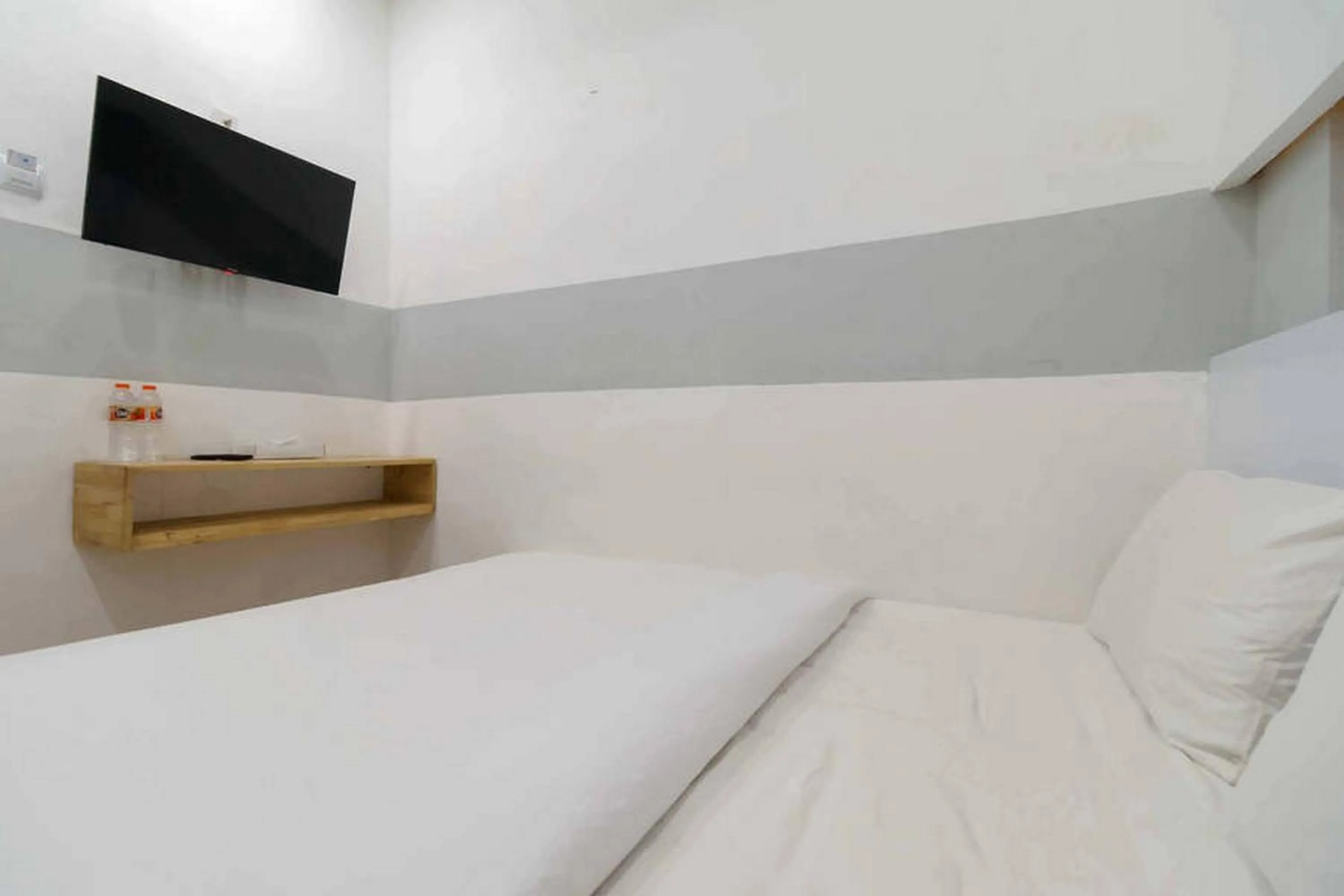 Bed in RedDoorz at Jotel Guest House Medan