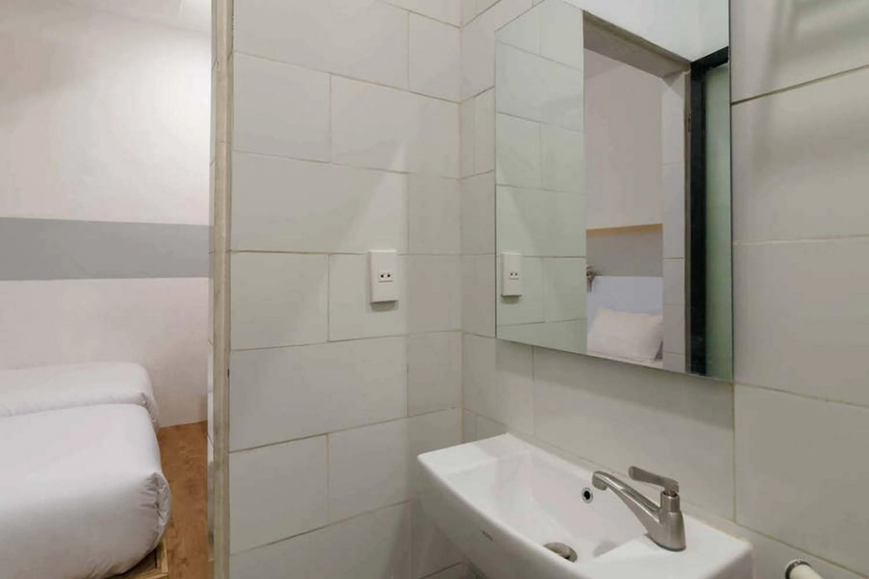 Bed in RedDoorz at Jotel Guest House Medan