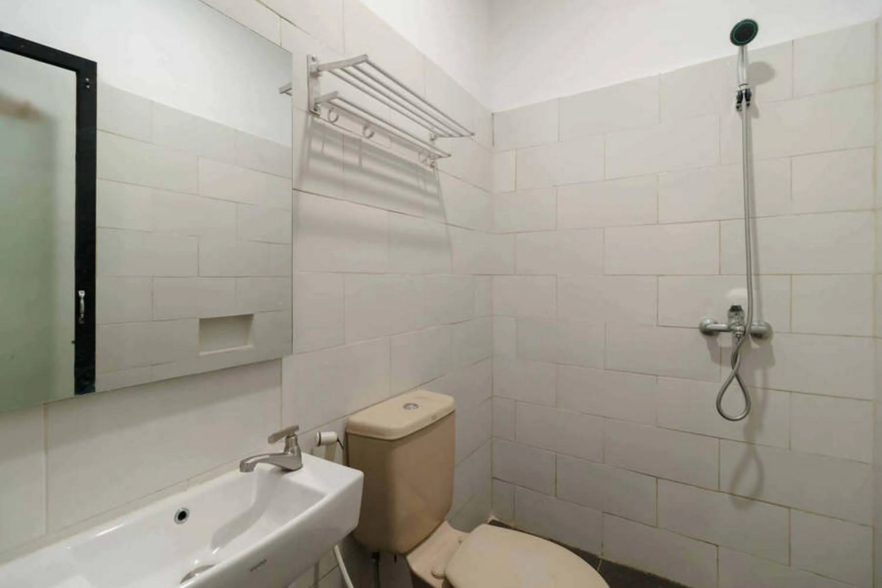 Bathroom in RedDoorz at Jotel Guest House Medan