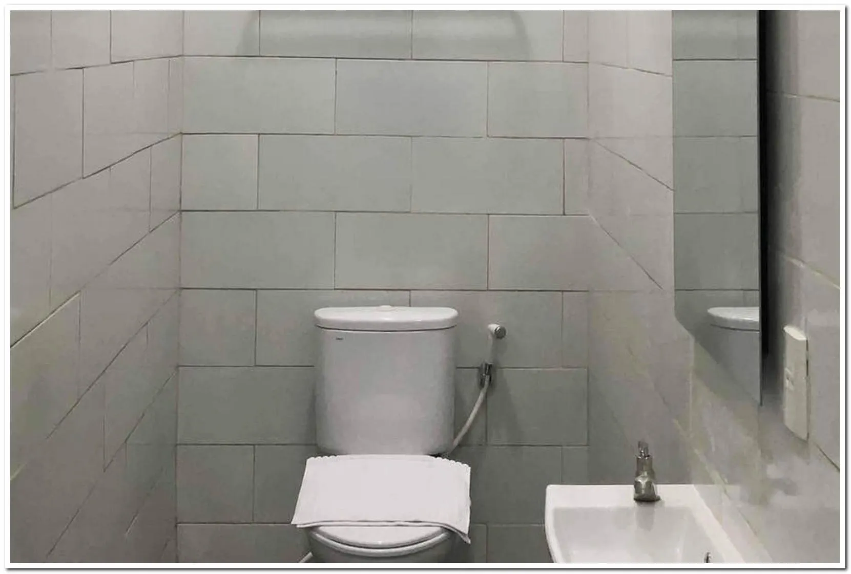 Bathroom in RedDoorz at Jotel Guest House Medan