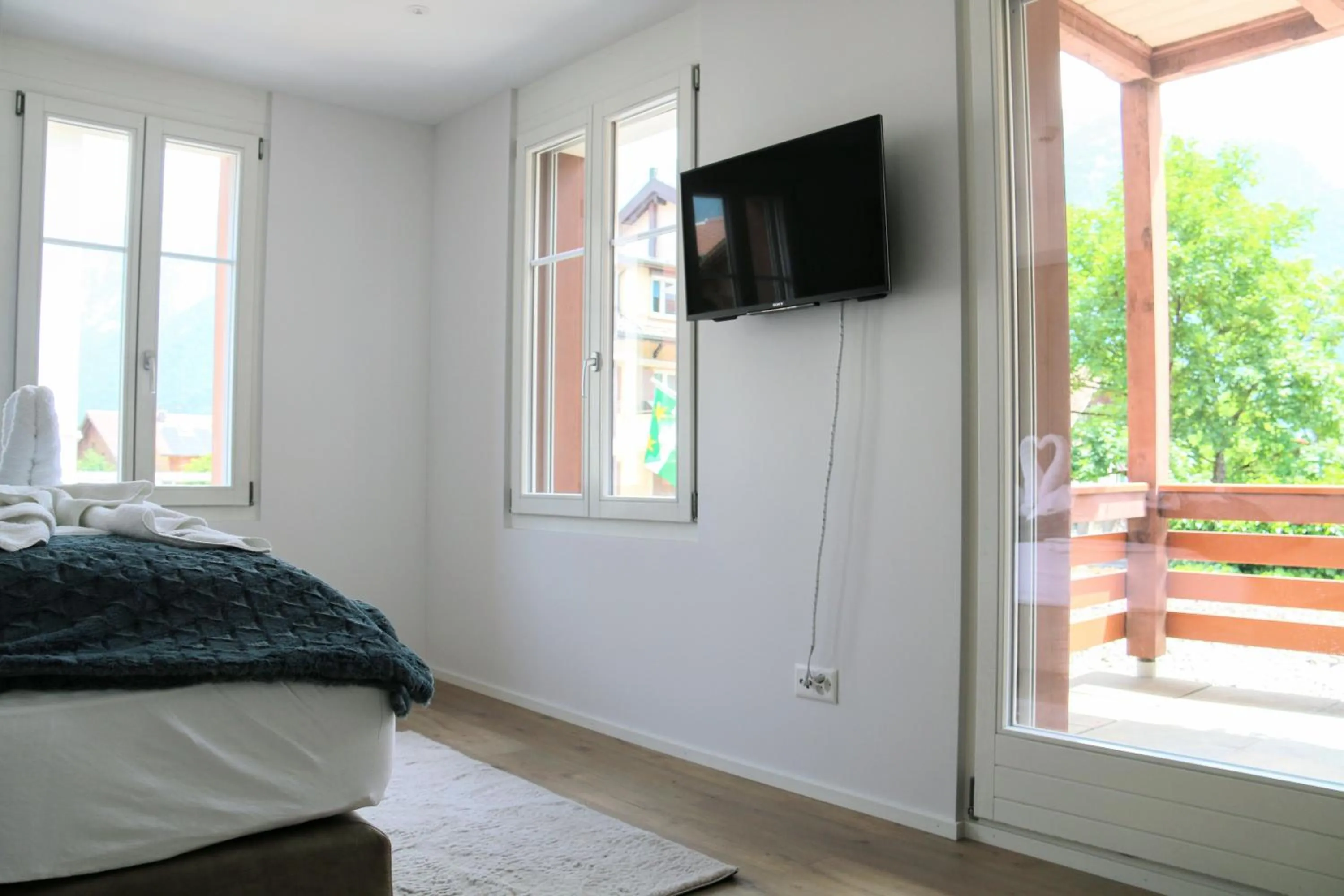 TV and multimedia, Bed in Hotel Sonne Interlaken-Matten