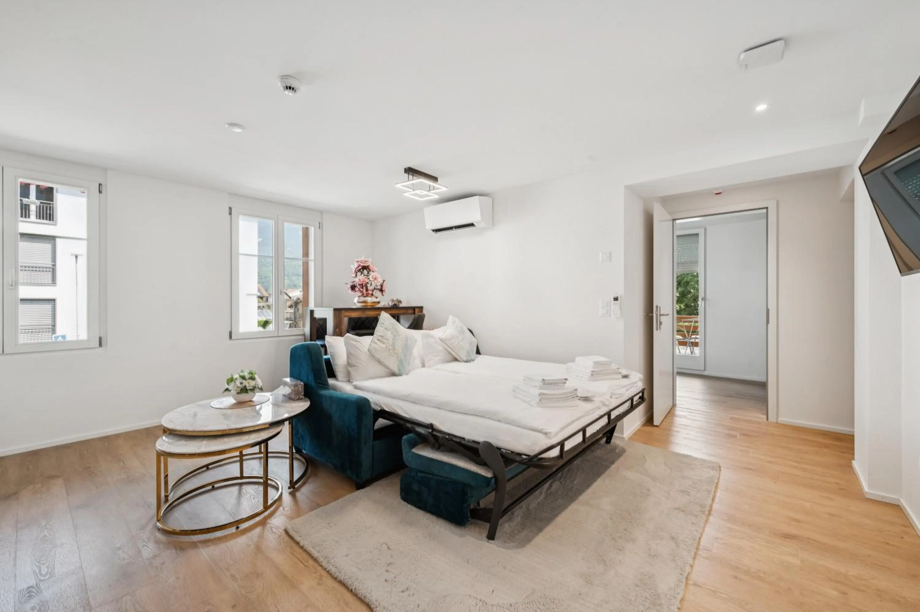 Living room, Bed in Hotel Sonne Interlaken-Matten