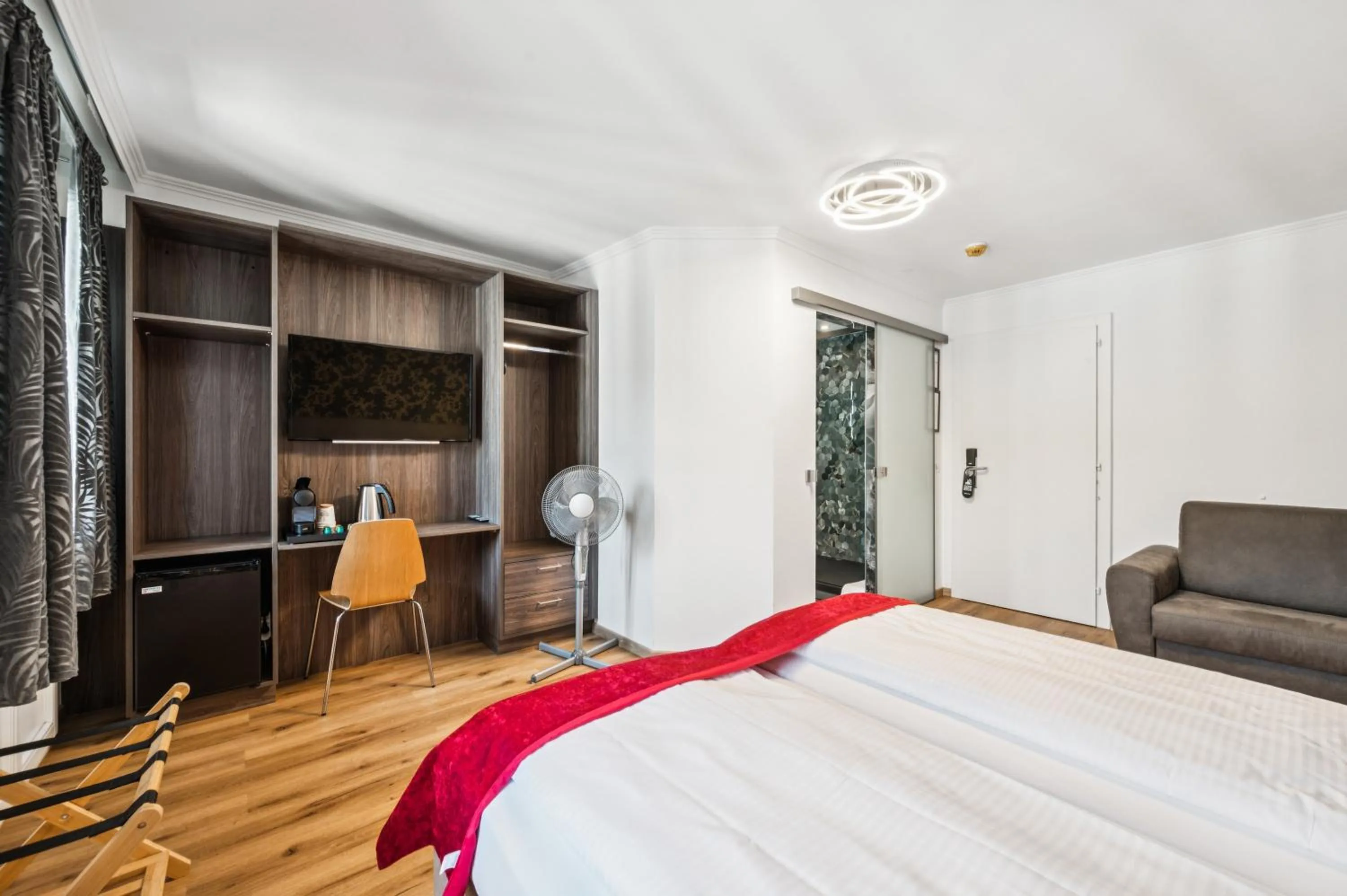 Bedroom, Bed in Hotel Sonne Interlaken-Matten