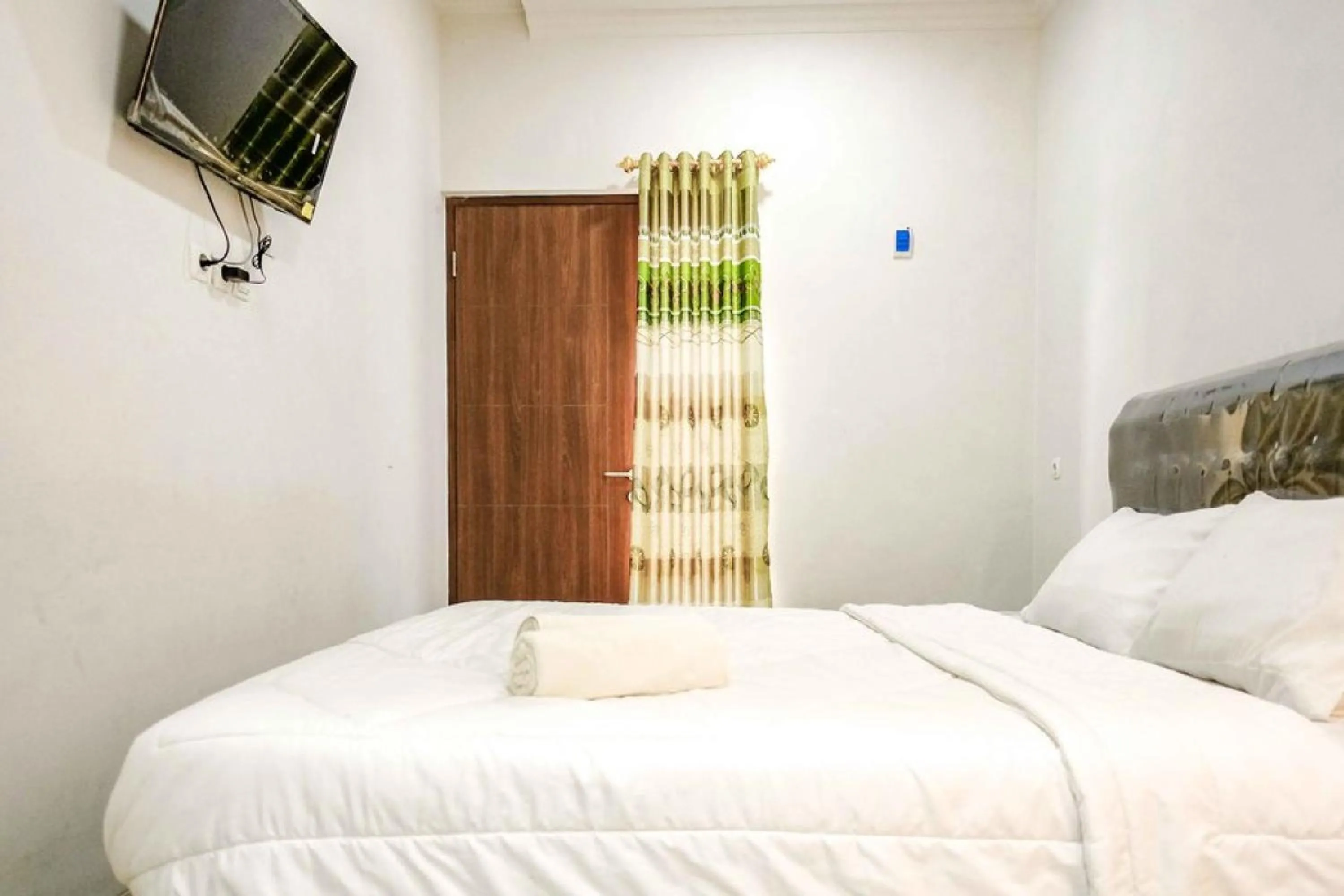 Bed in Rudi Rooms near Stasiun Cikarang Mitra RedDoorz
