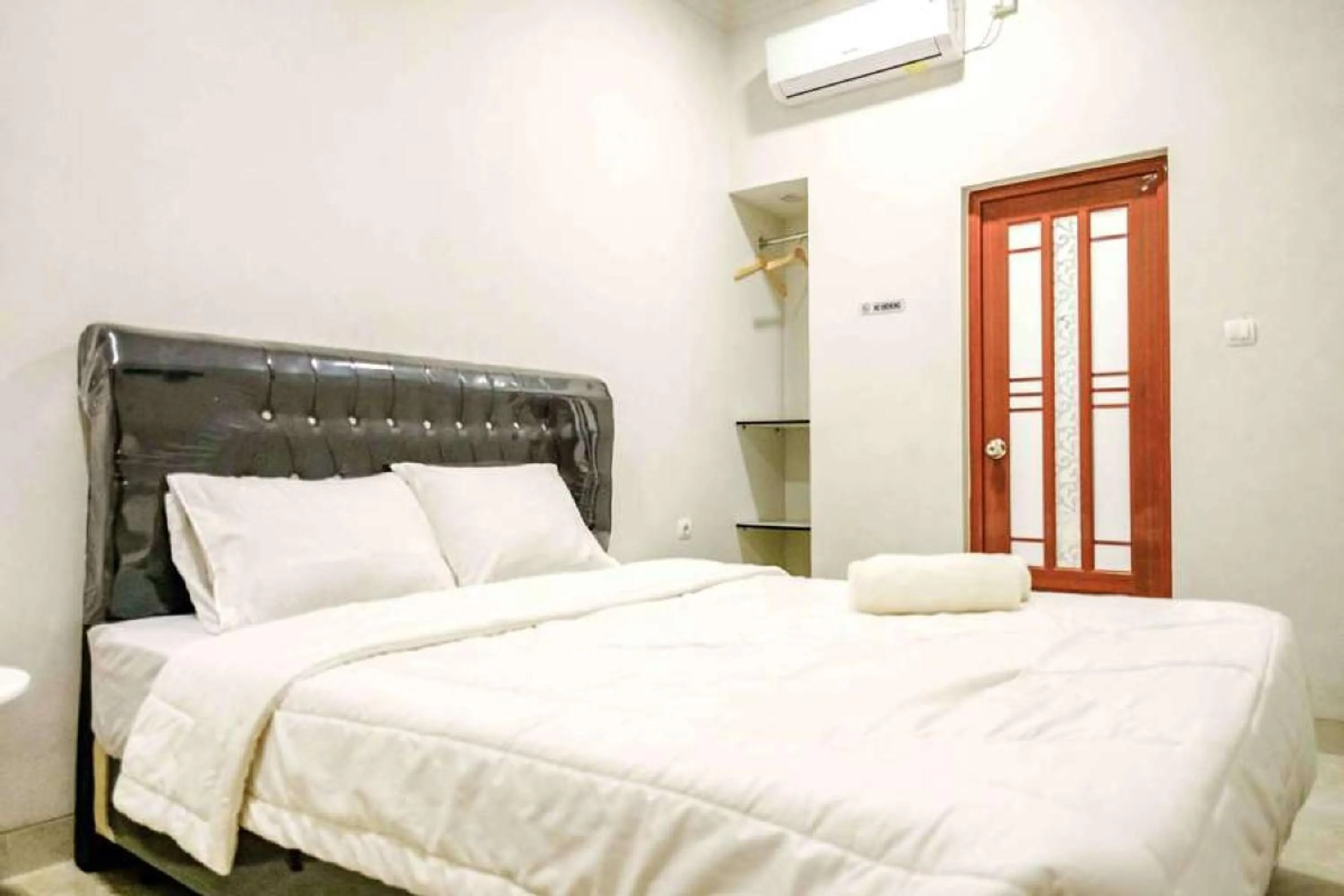 Rudi Rooms near Stasiun Cikarang Mitra RedDoorz