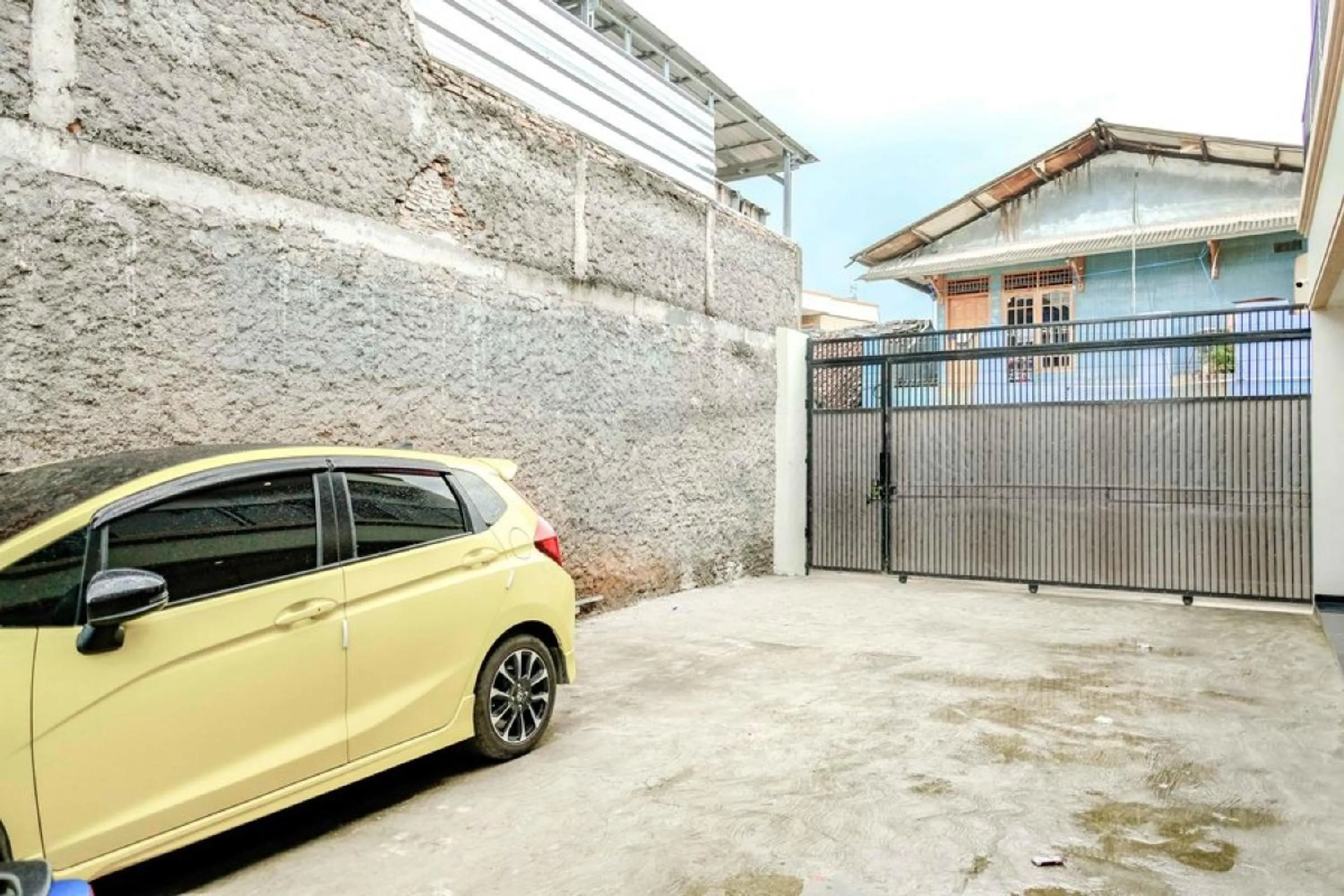 Facade/entrance in Rudi Rooms near Stasiun Cikarang Mitra RedDoorz