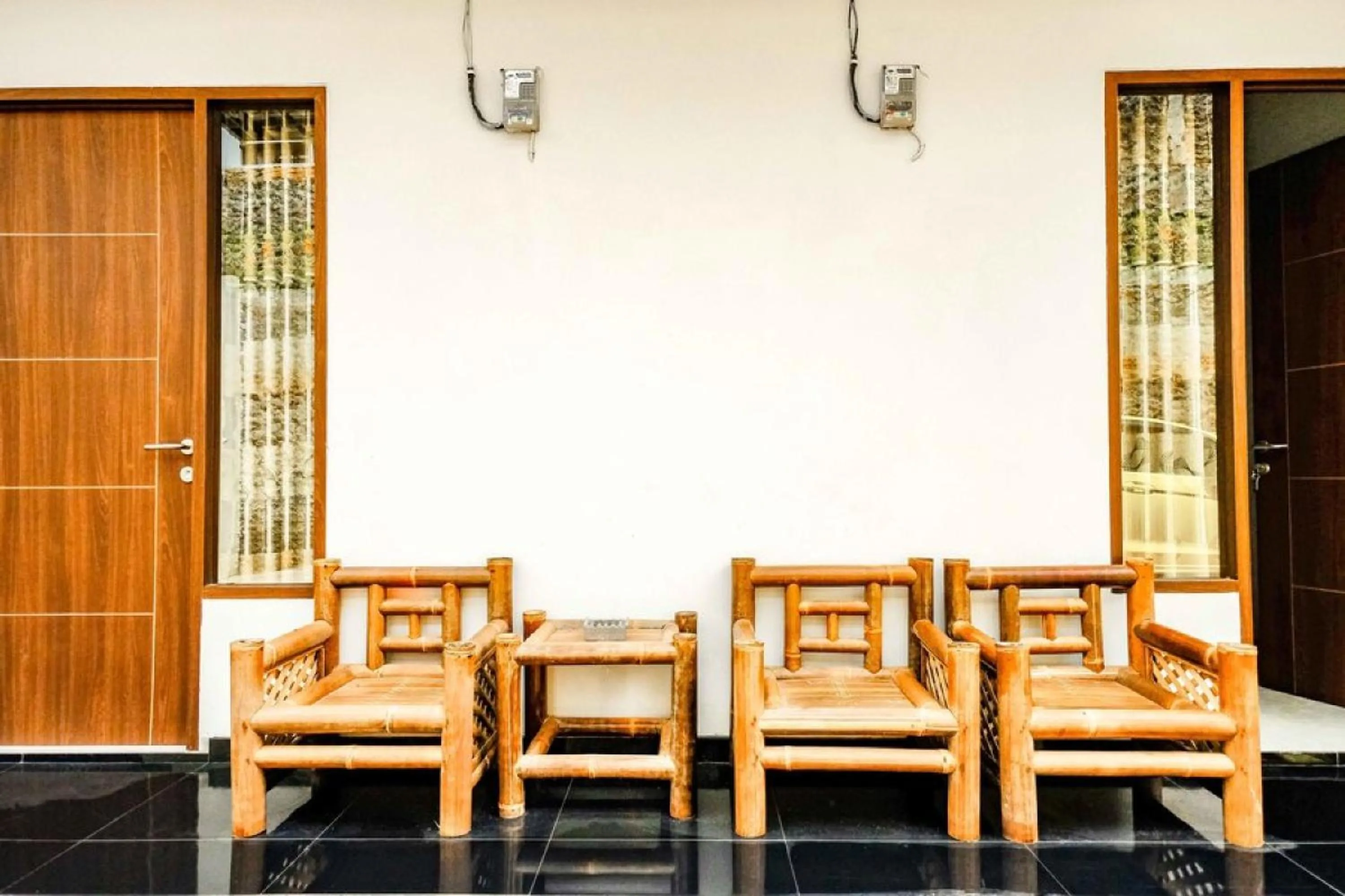 Seating area in Rudi Rooms near Stasiun Cikarang Mitra RedDoorz