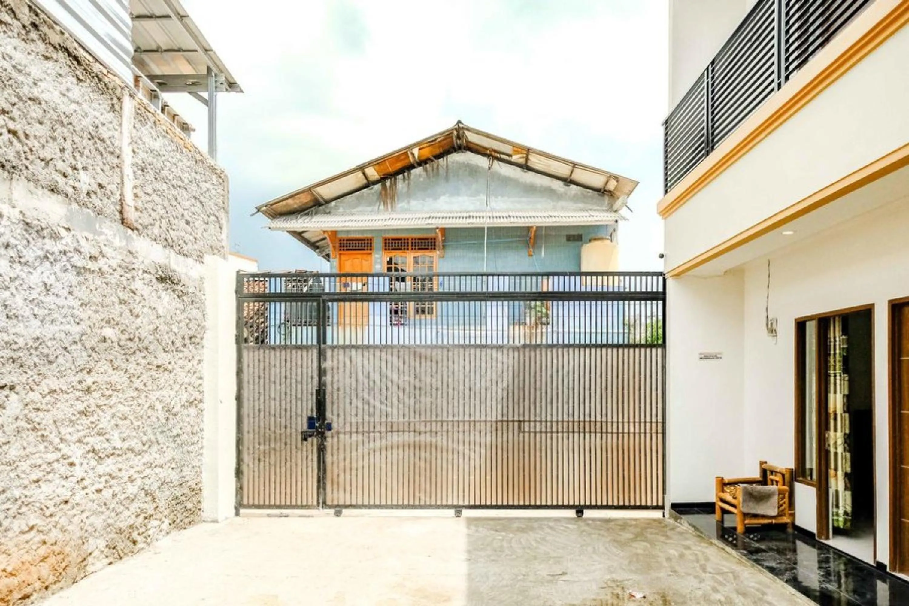 Facade/entrance in Rudi Rooms near Stasiun Cikarang Mitra RedDoorz