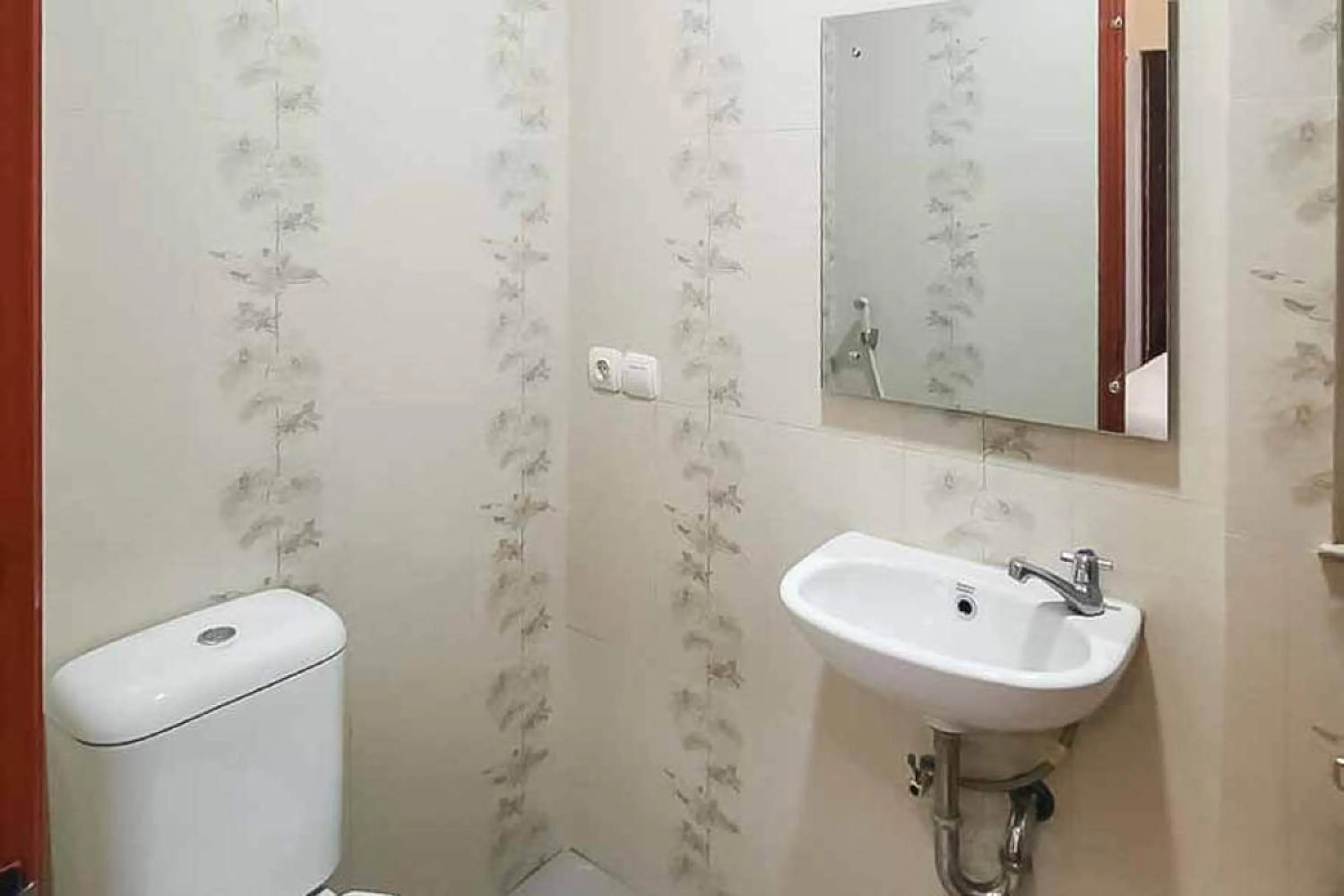 Bathroom in Rudi Rooms near Stasiun Cikarang Mitra RedDoorz