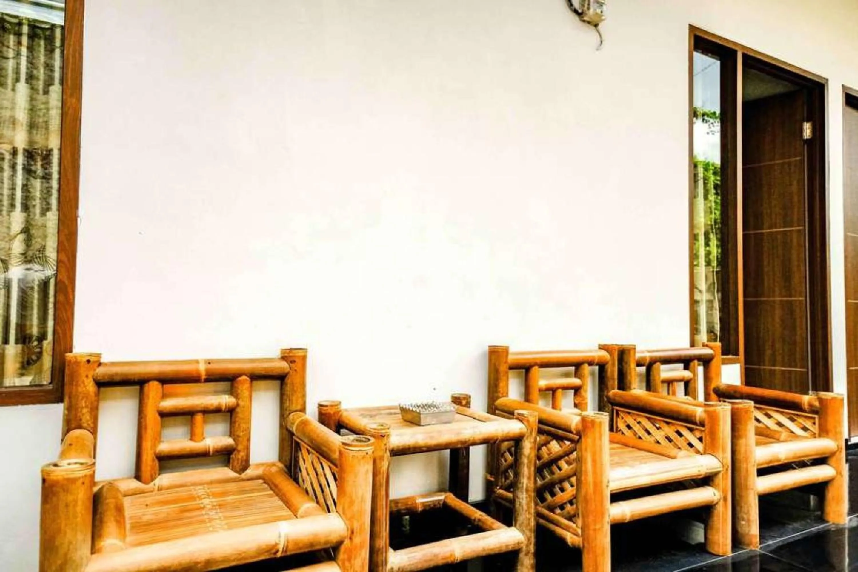 Seating area in Rudi Rooms near Stasiun Cikarang Mitra RedDoorz