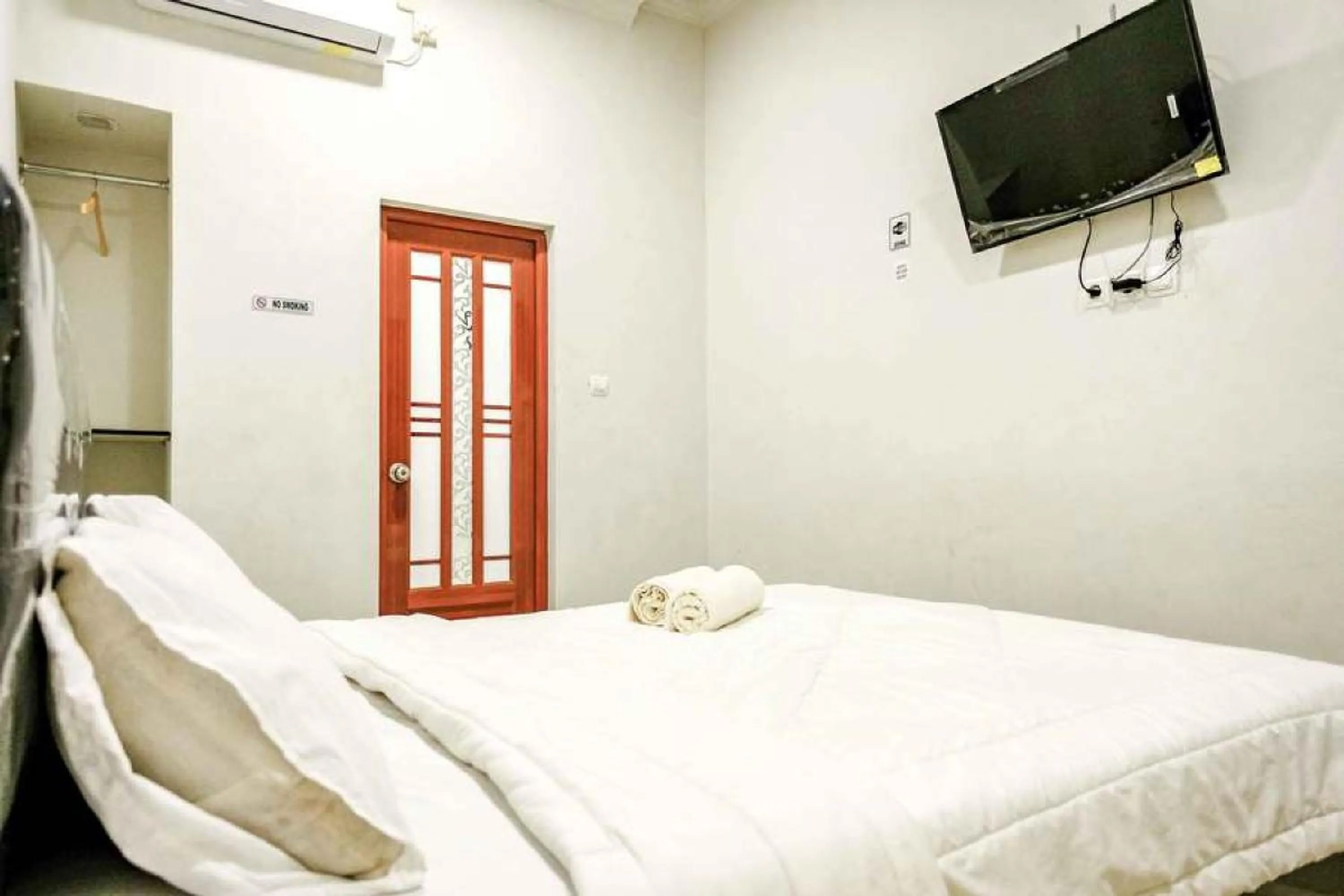 Bed in Rudi Rooms near Stasiun Cikarang Mitra RedDoorz
