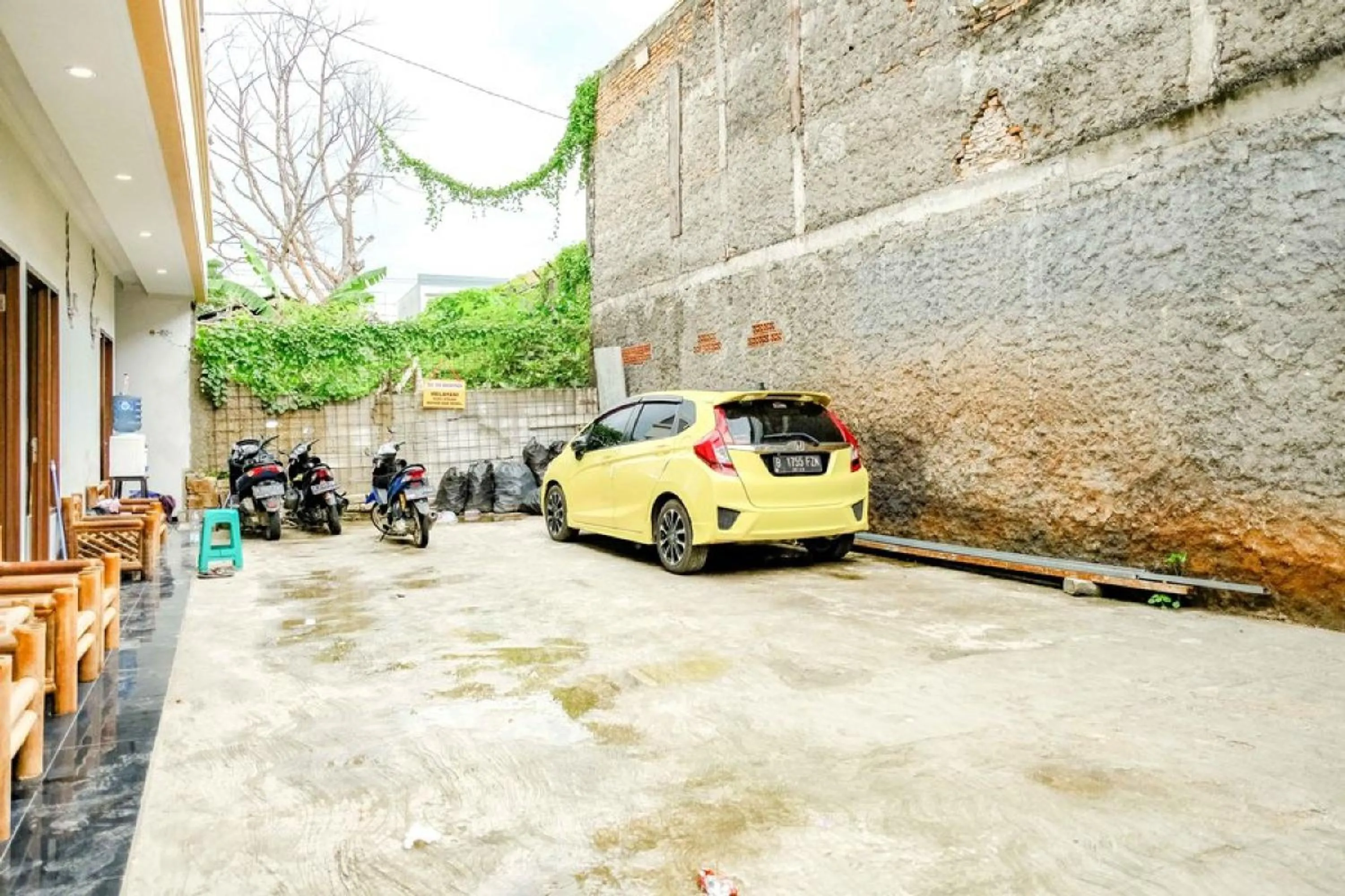 Facade/entrance in Rudi Rooms near Stasiun Cikarang Mitra RedDoorz