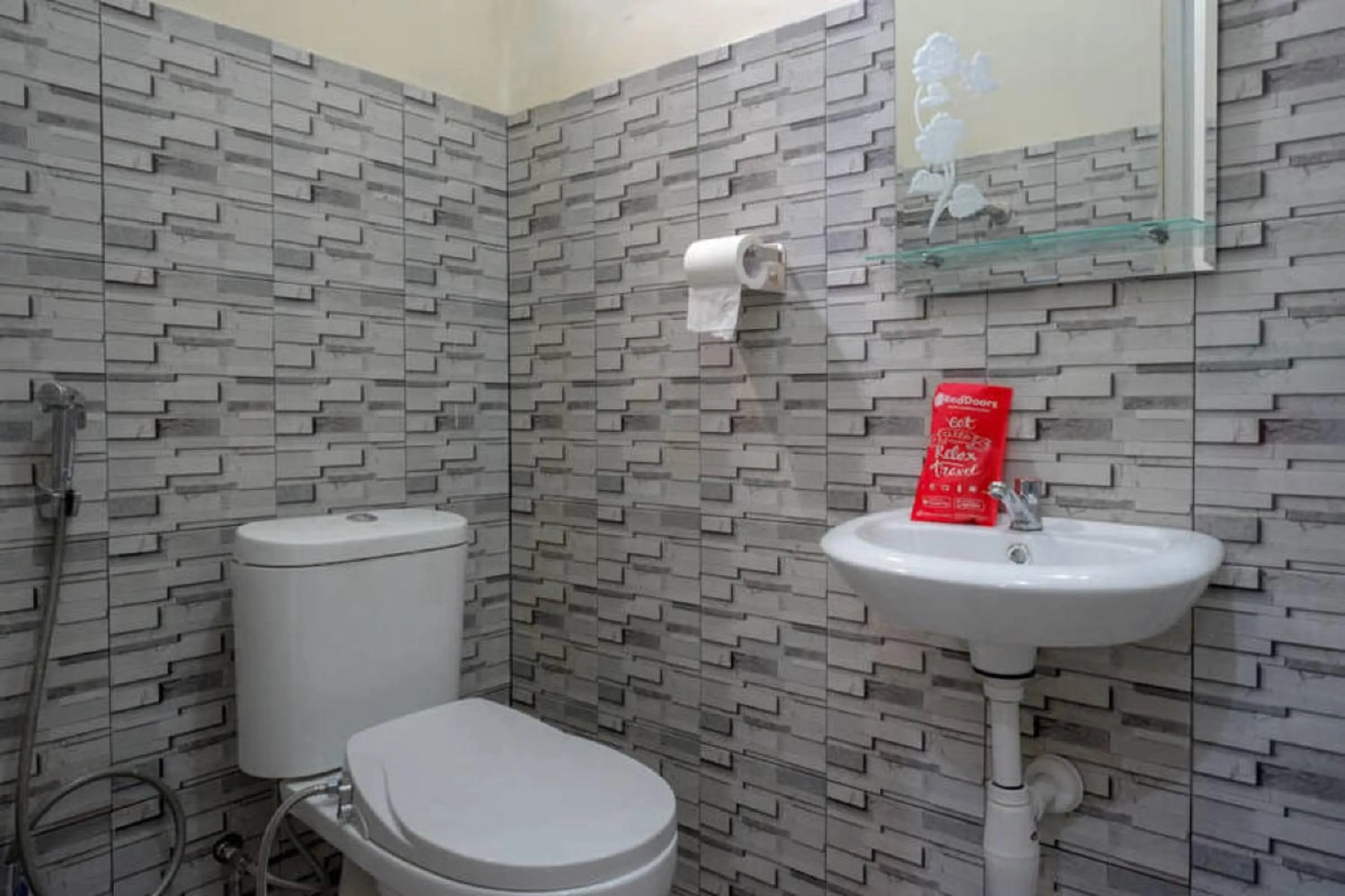 Bathroom in RedDoorz @ Jalan Raya Kaliwungu Selatan Kendal