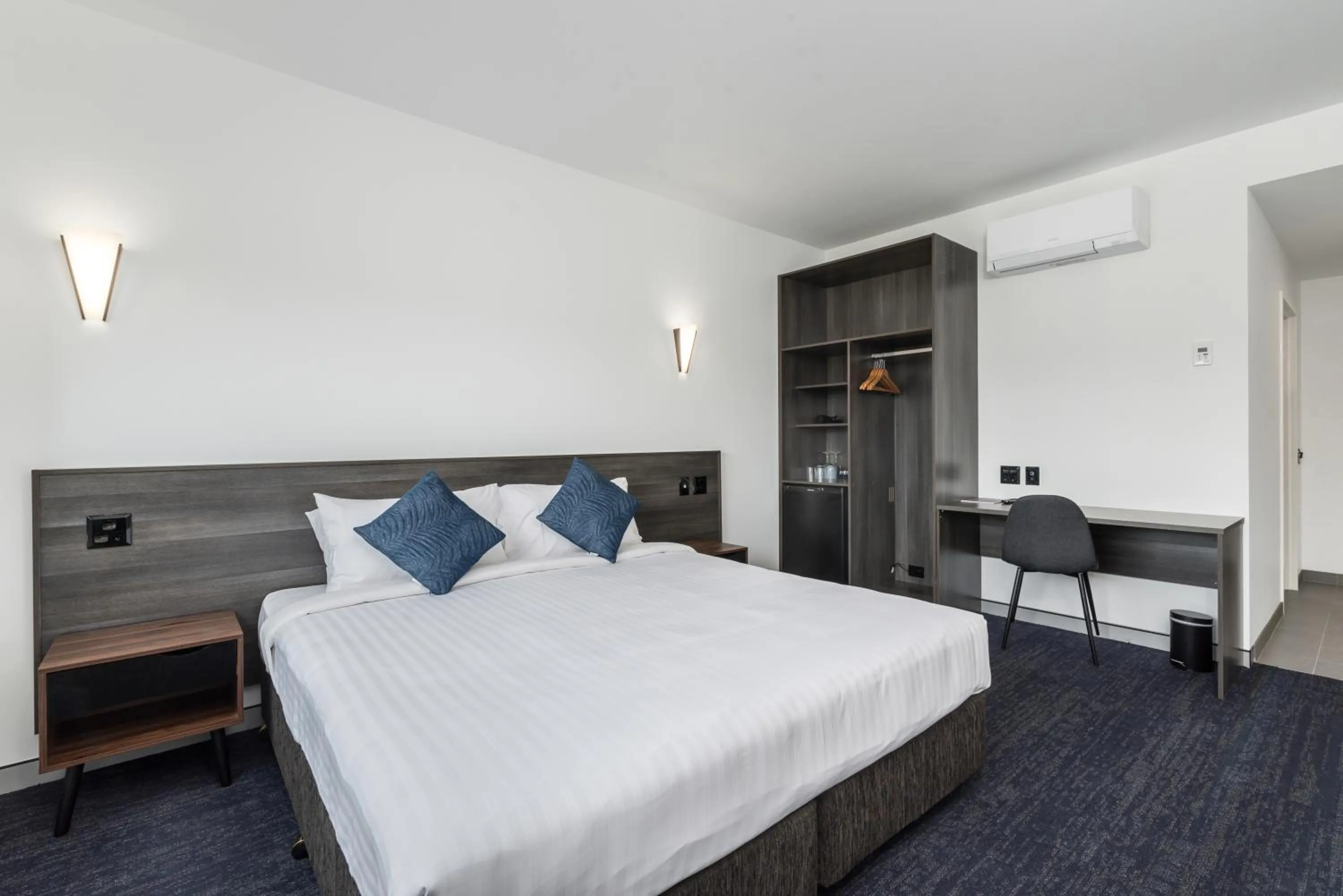 Bed in Thornton Executive Hotel