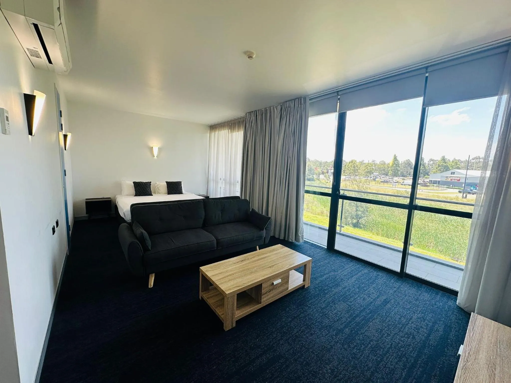 Photo of the whole room, Bed in Thornton Executive Hotel