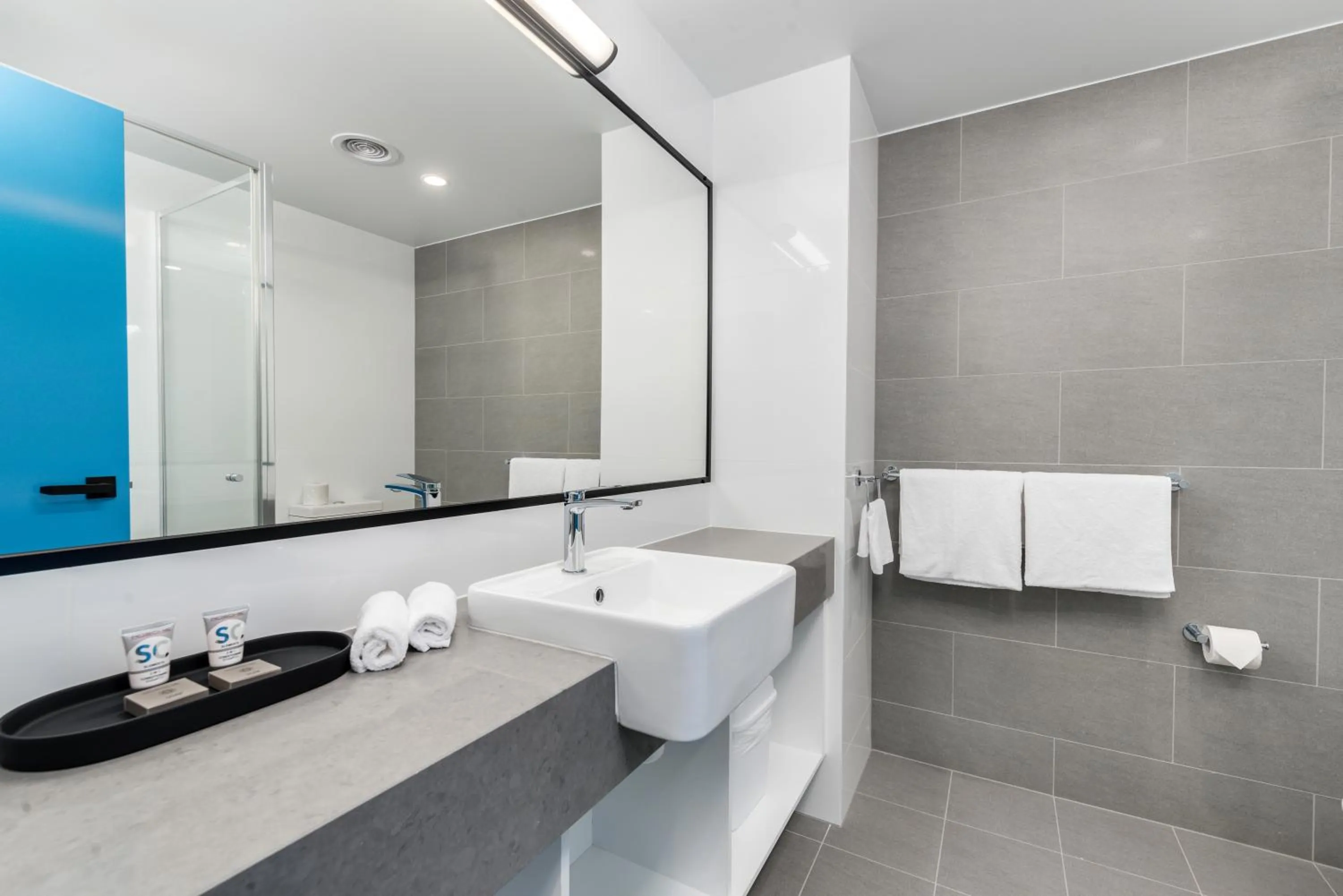 Shower in Thornton Executive Hotel