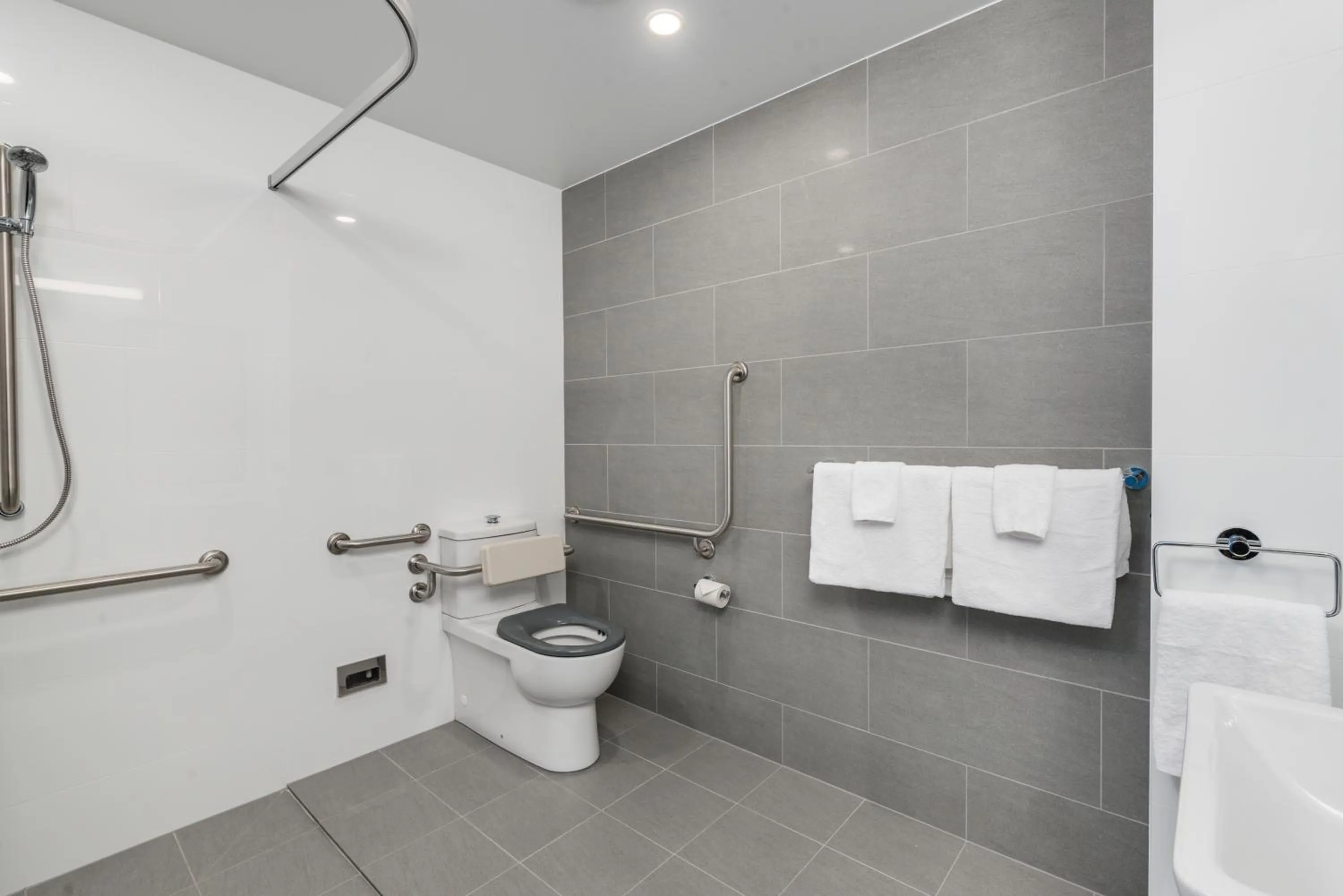 Shower in Thornton Executive Hotel