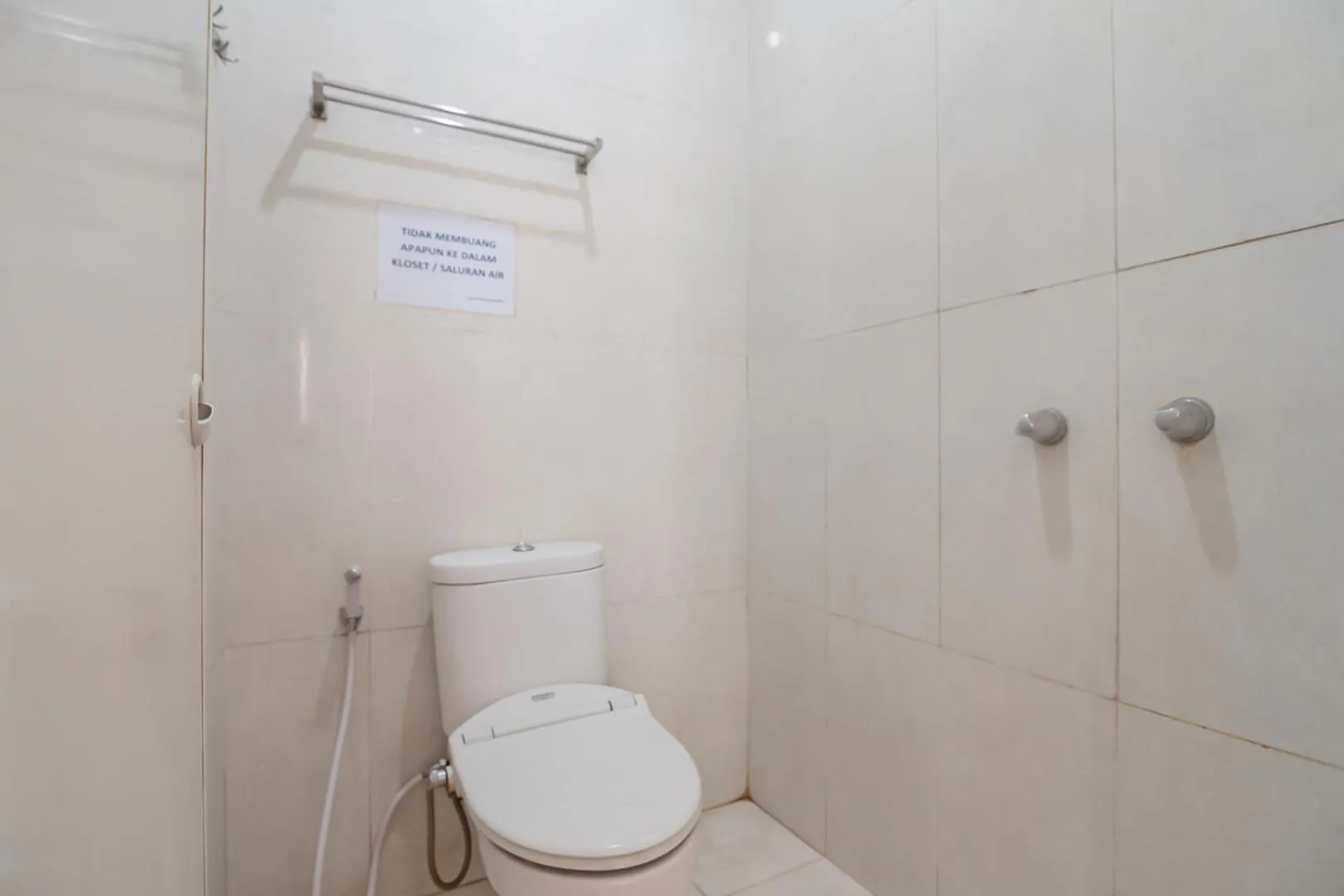 RedDoorz near Alun Alun Bandung 3