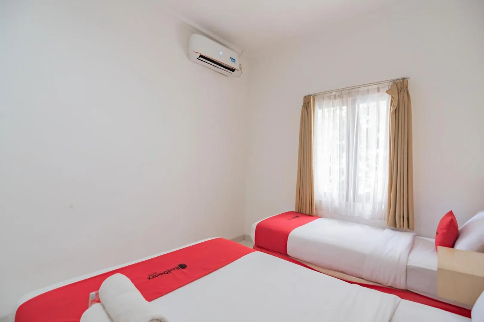 Bed in RedDoorz near Alun Alun Bandung 3